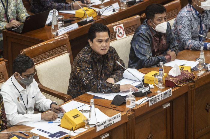 Menteri BUMN Erick Thohir (kedua kiri) saat mengikuti rapat kerja bersama Komisi VI