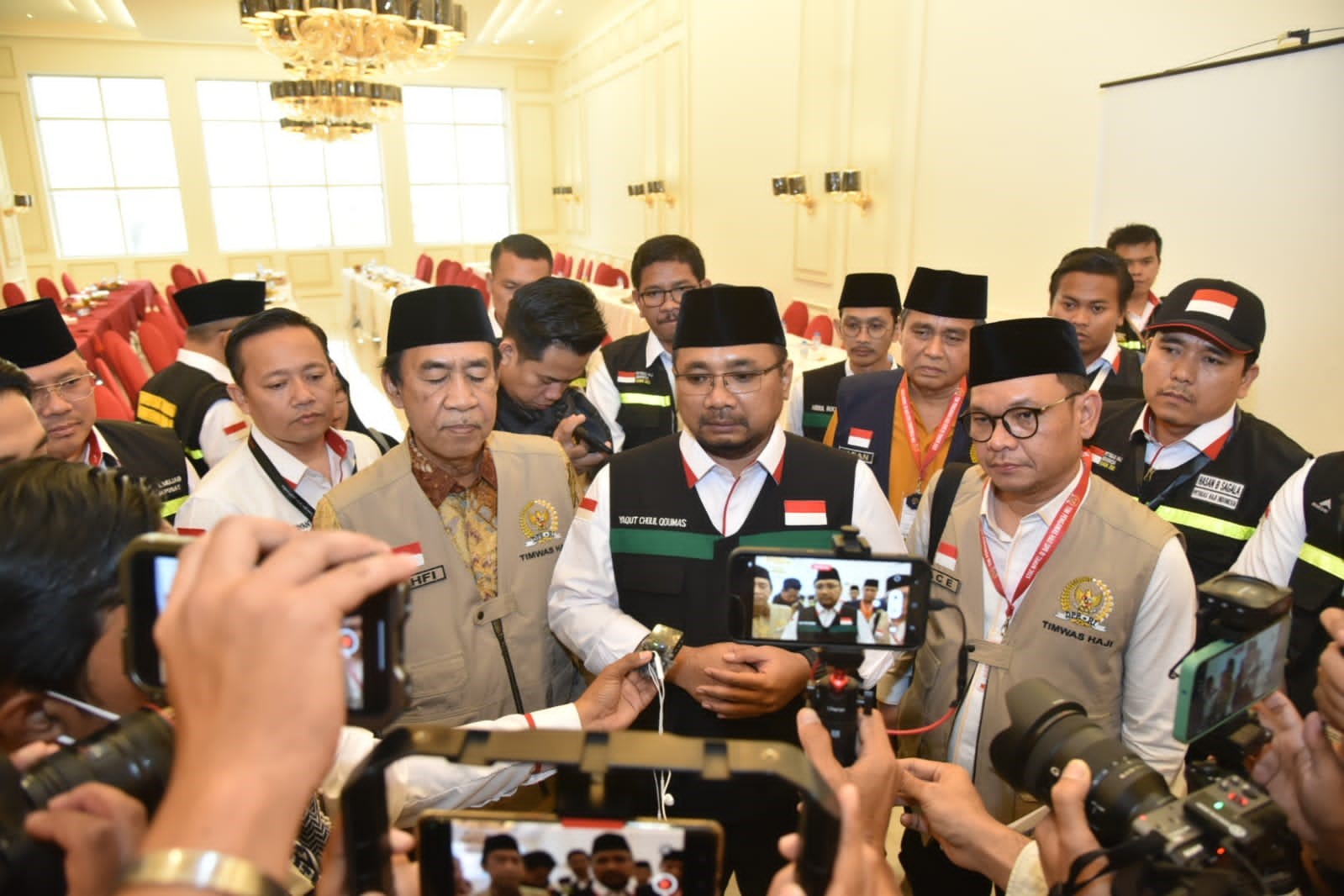 Timwas Haji DPR dengan Menag Yaqut Cholil Qoumas di Mekkah, Arab Saudi, Minggu (25/6/2023) malam waktu setempat.