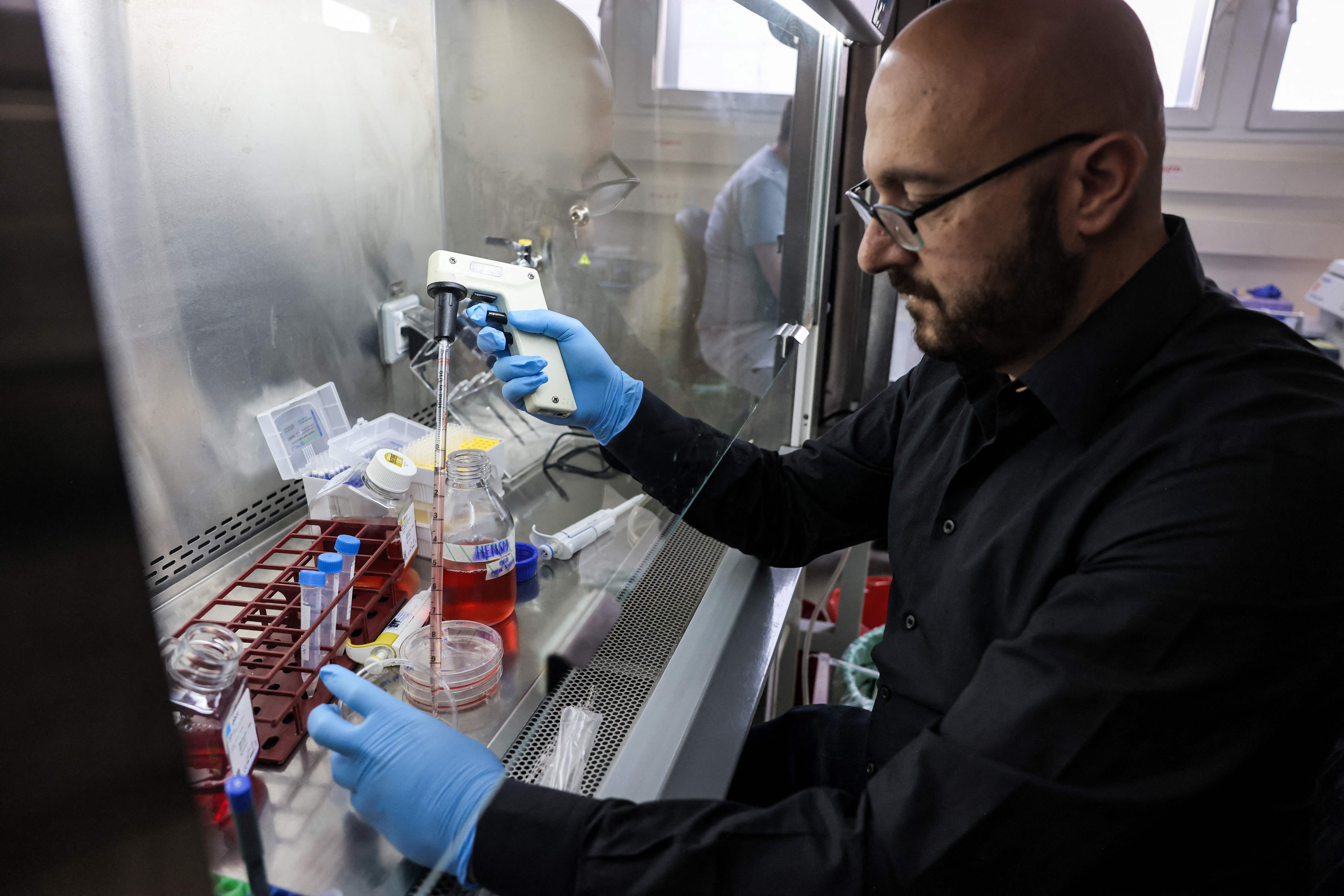 Profesor Jacob Hanna sedang bekerja di laboratorium Weizmann Institute of Science, Israel