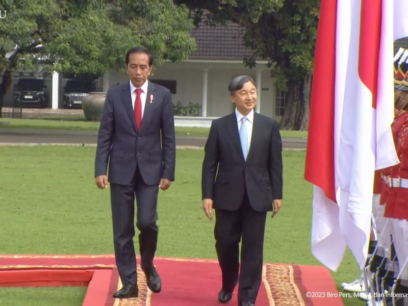 Presdien Joko Widodo menyambut kedatangan Kaisar Jepang Naruhito