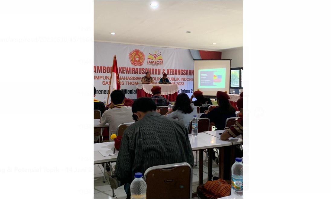 Pengusaha Fransiskus Go saat berbicara di hadapan para mahasiswa PMKRI.