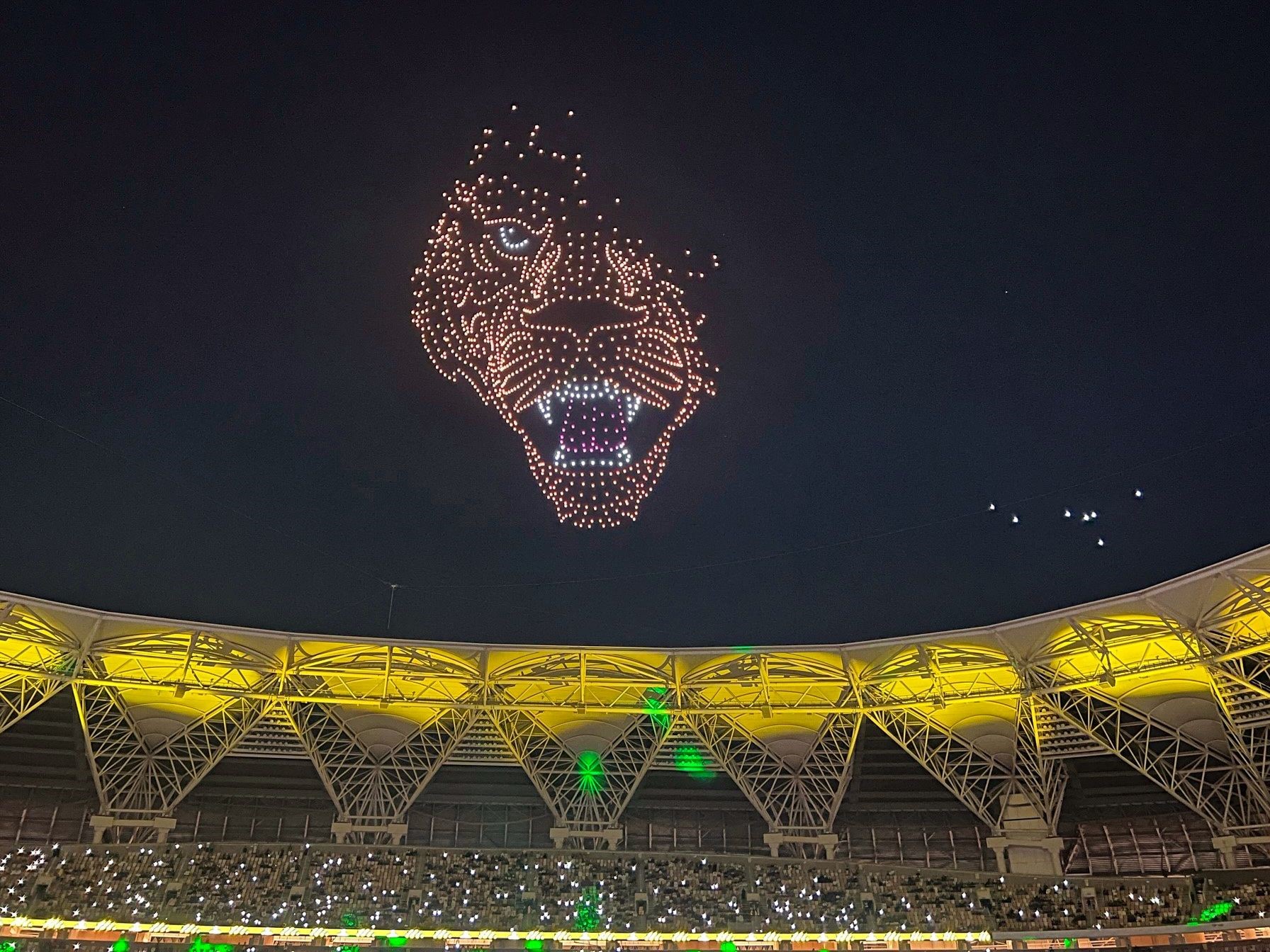 Fans menonton kembang api di stadion Al-Ittihad di Jeddah saat upacara pembukaan mantan striker Real Madrid Karim Benzema, pada 8 Juni 2023.