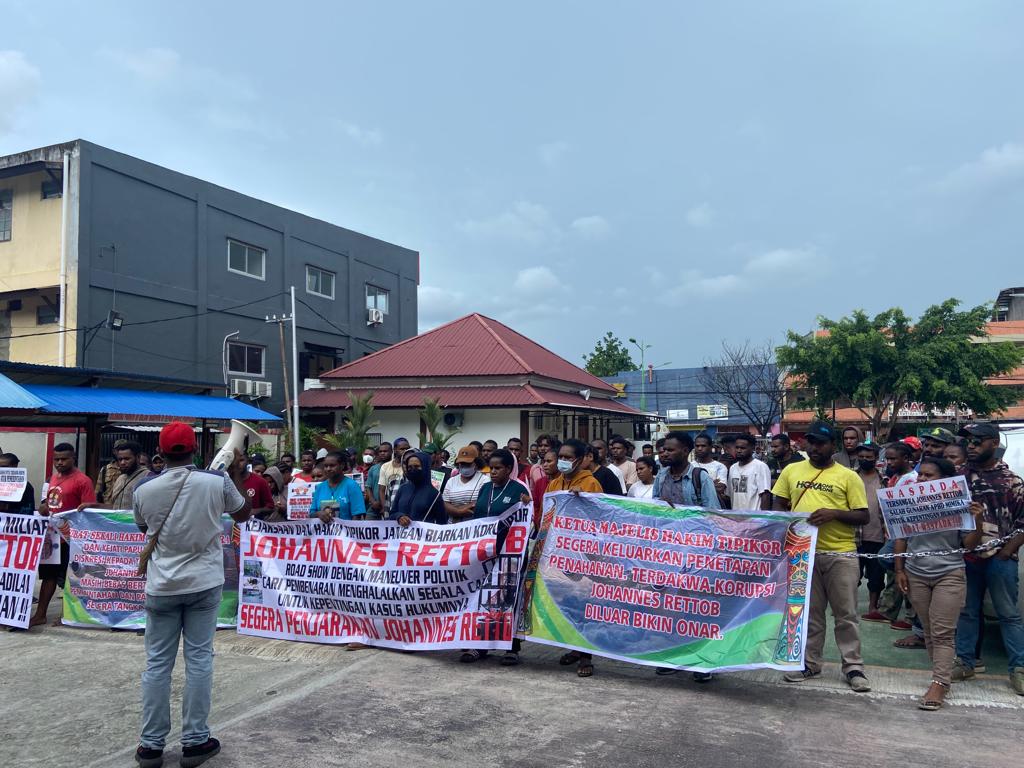BEM Universitas Cenderawasih Jayapura berunjuk rasa di depan Pengadilan Negeri Kelas 1 A Jayapura, Senin (5/6).