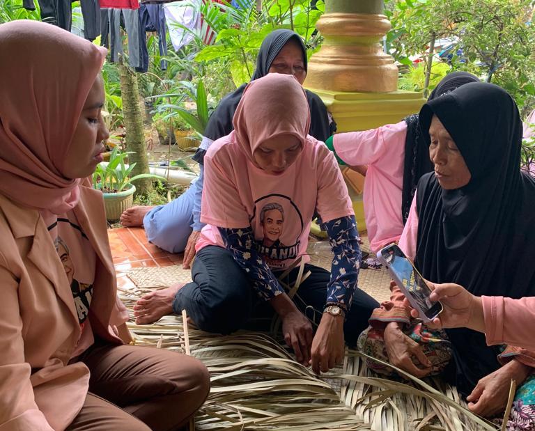 Relawan Srikandi Ganjar menggelar kegiatan pelatihan membuat tikar di Desa Puding, Kabupaten Muaro Jambi, Provinsi Jambi.