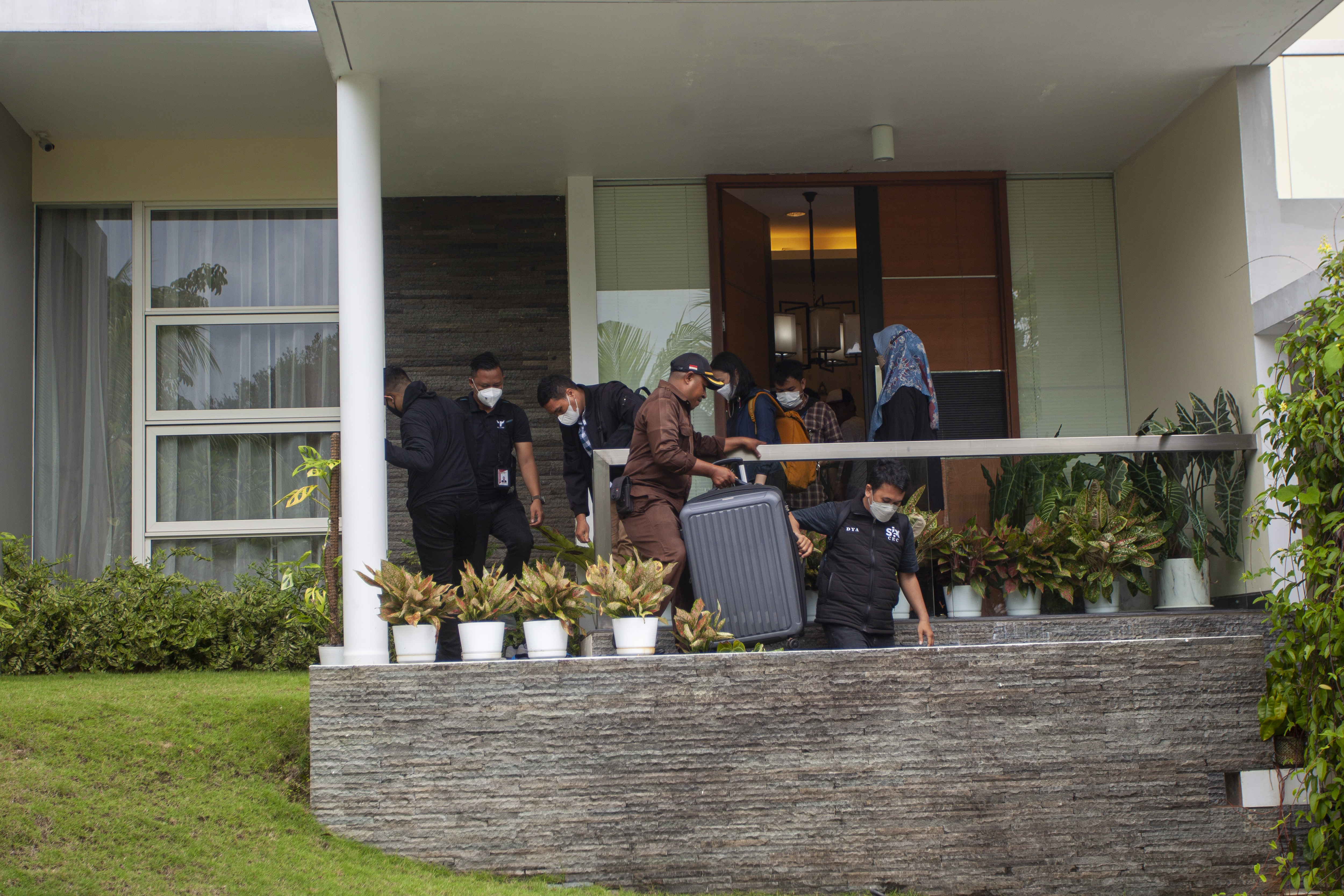 Penggeledahan rumah mantan Kepala Bea Cukai Makassar Andhi Pramono.