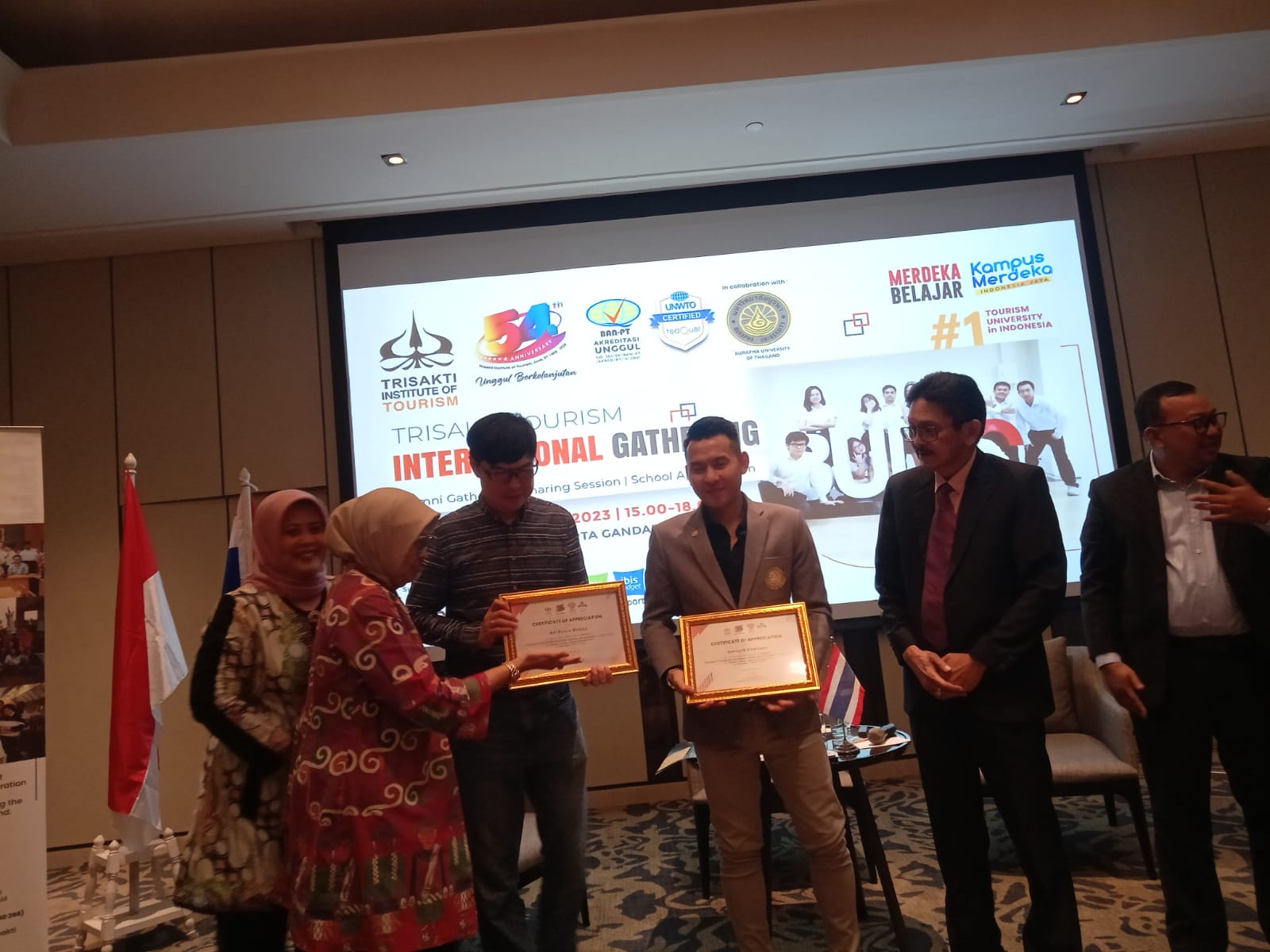 KOLABORASI: Rektor IP Trisakti Fetty Asmaniati menyerahkan piagam penghargaan kepada Founder Pigijo  Adi Putera Widjaja, Sabtu (3/6) 