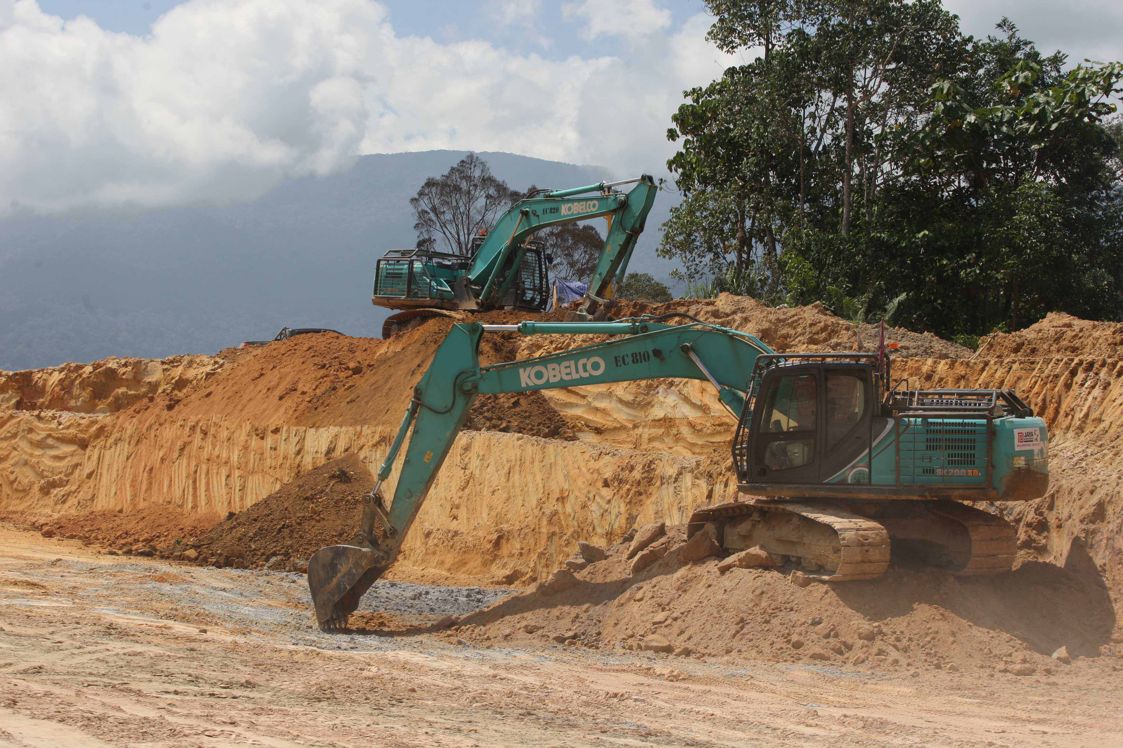 Aktivitas alat berat di area pertambangan bauksit di Kabupaten Sambas, Kalimantan Barat.