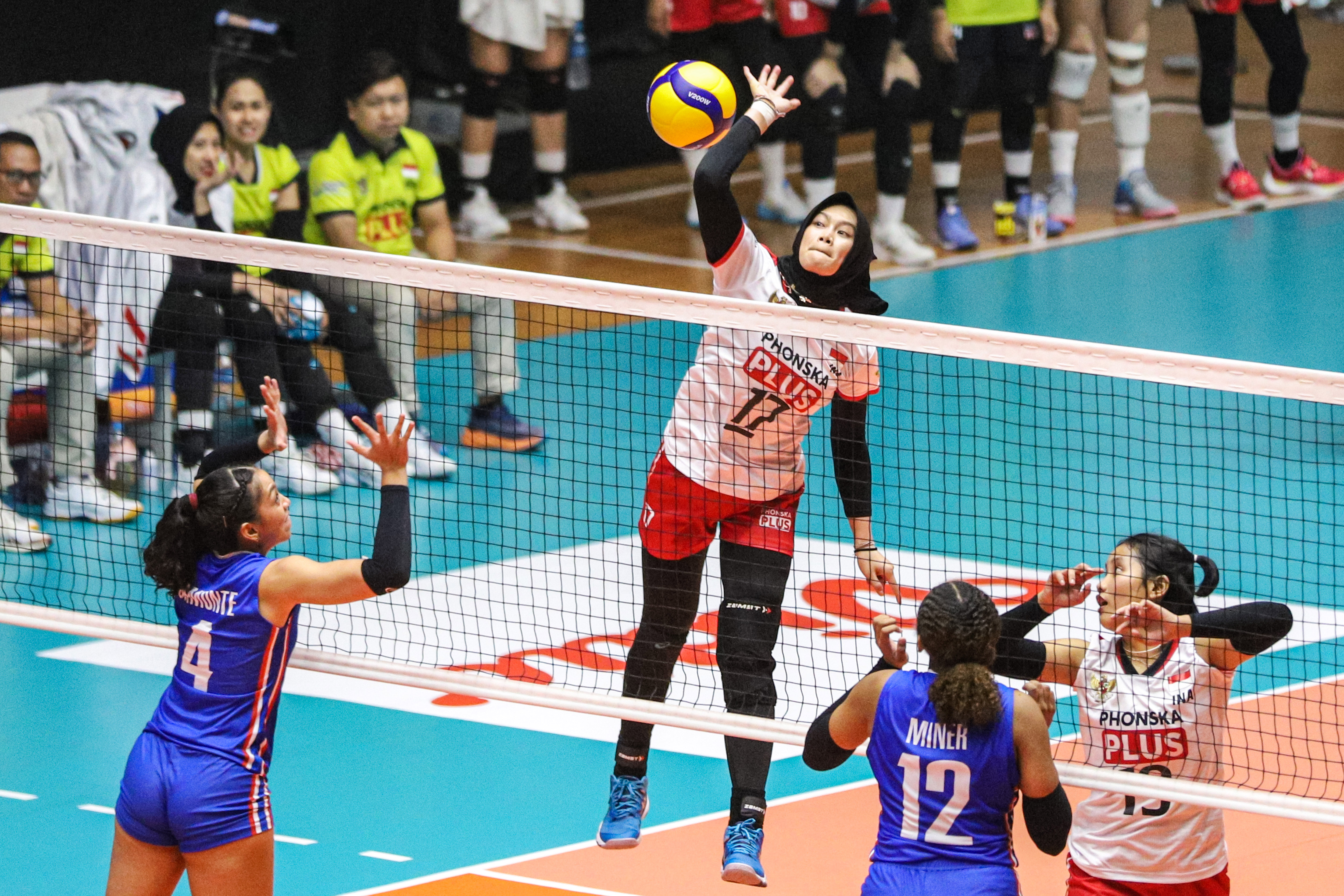 Pebola voli putri Indonesia Wilda Siti Nurfadhilah (kedua kiri) melakukan smes pada pertandingan grup A Asian Volleyball Confederation (AVC)