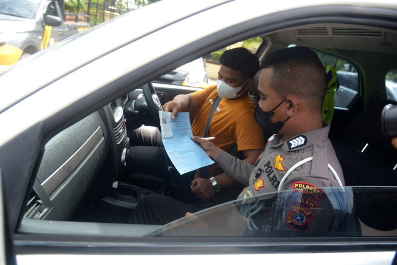 Dengan diwajibkannya sertifikat mengemudi, pengamat meminta kepolisian menggratiskan biaya pembuatan SIM. 