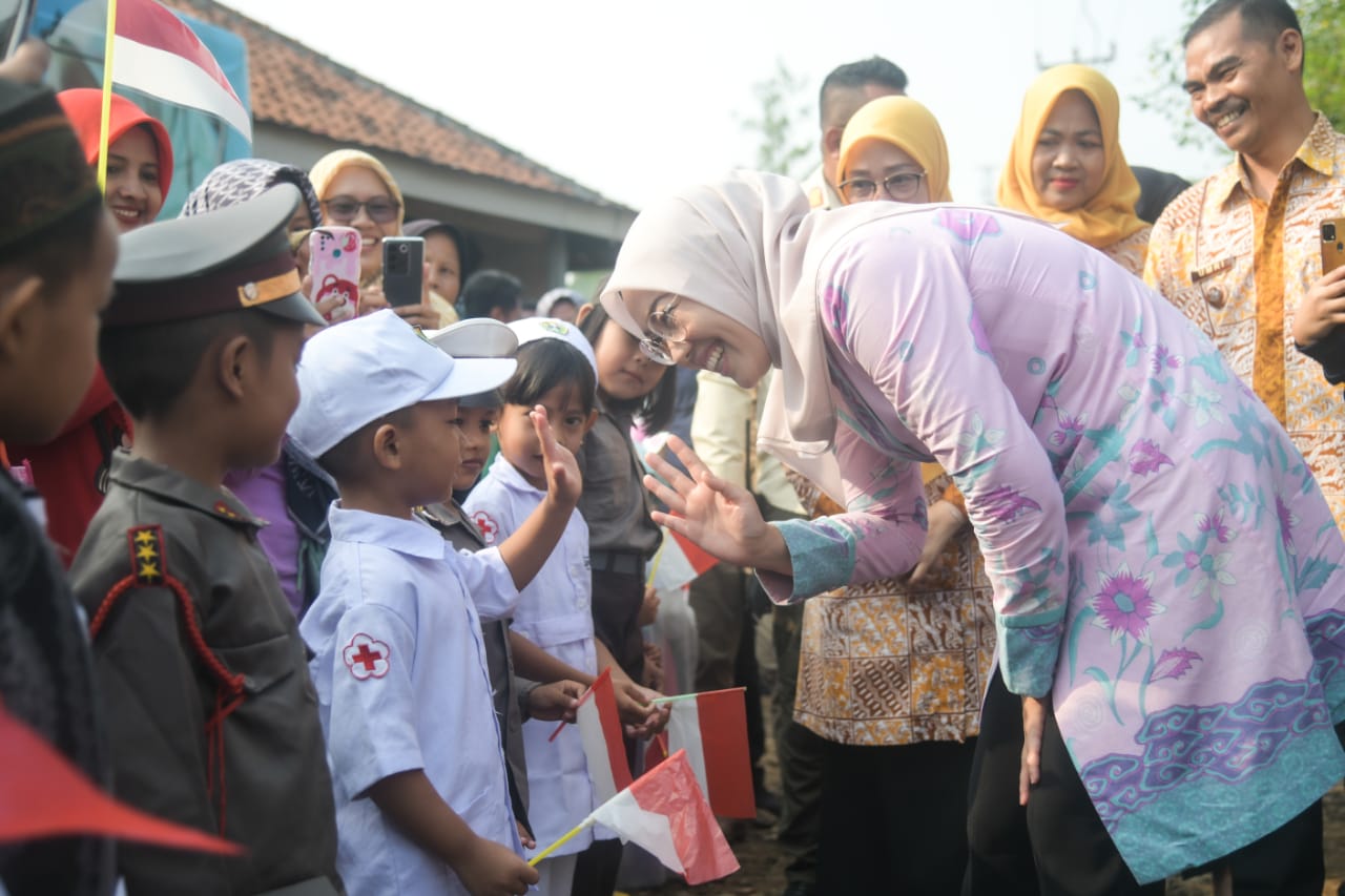 Bupati Purwakarta, Jawa Barat, Anne Ratna Mustika bersama anak-anak