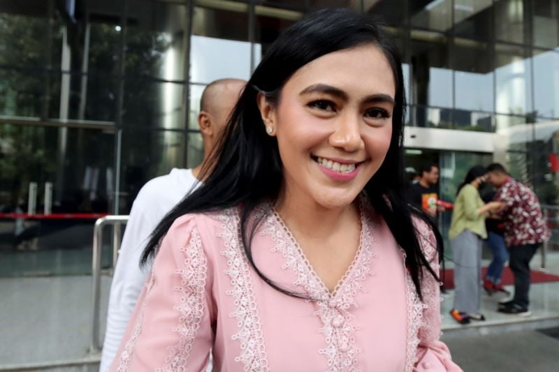 Brigita Purnawati Manohara berjalan keluar usai diperiksa sebagai saksi di Gedung Komisi Pemberantasan Korupsi (KPK).