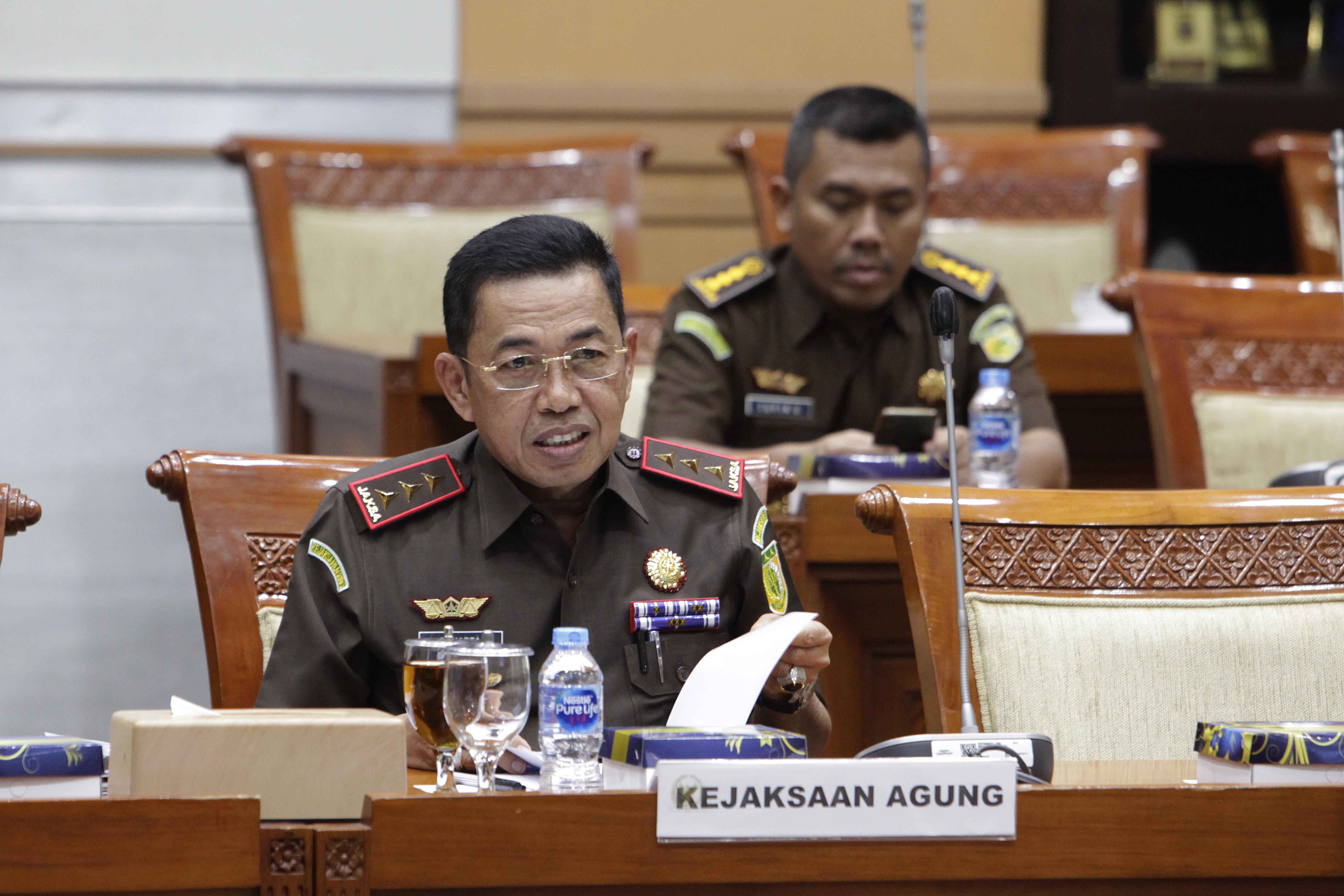 Wakil Jaksa Agung Sunarta bersiap mengikuti rapat kerja dengan Komisi III DPR di Gedung Nusantara II