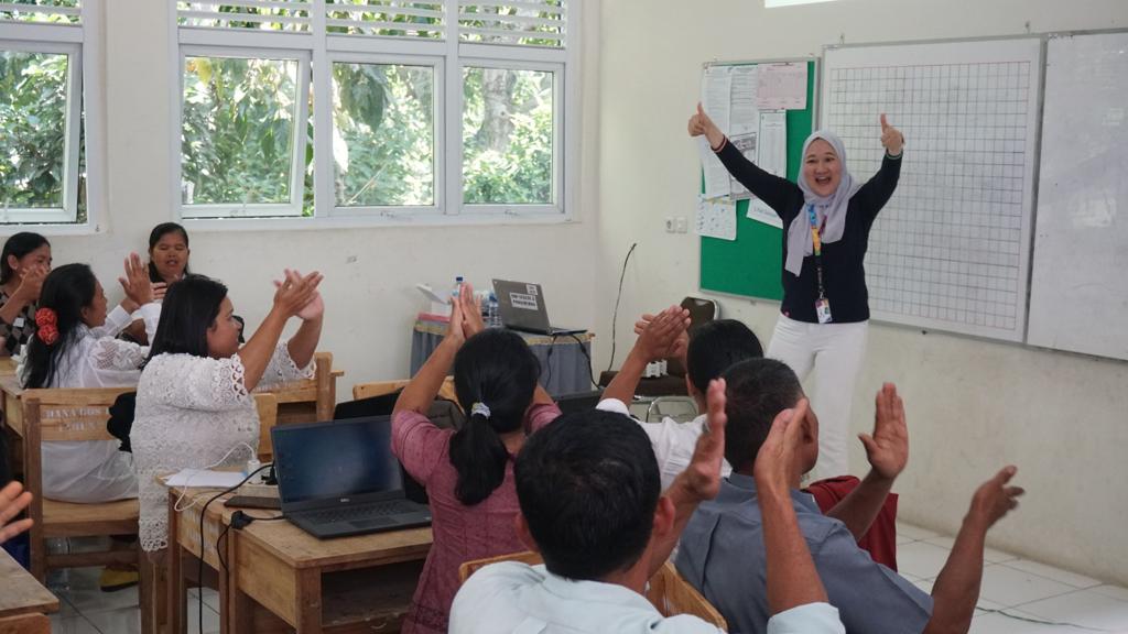 Antusiasme tenaga pendidik saat mengikuti lokakarya Program Pelatihan Bahasa Inggris yang diberikan oleh EF Kids & Teens. 