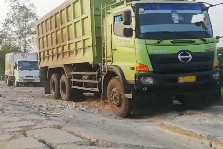 Jalan rusak di Banten.
