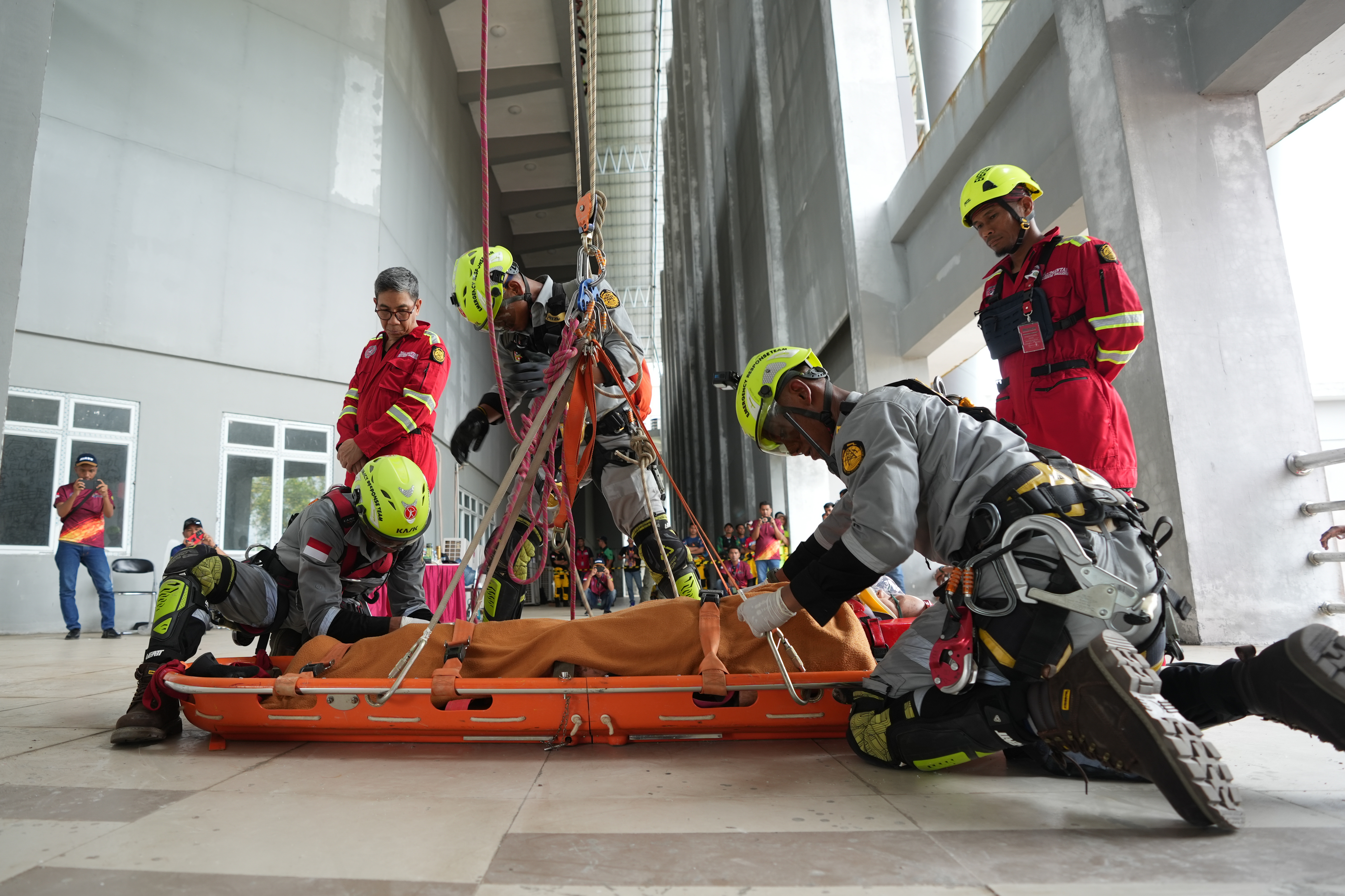 Tim rescue saat melakukan penyelamatan. 
