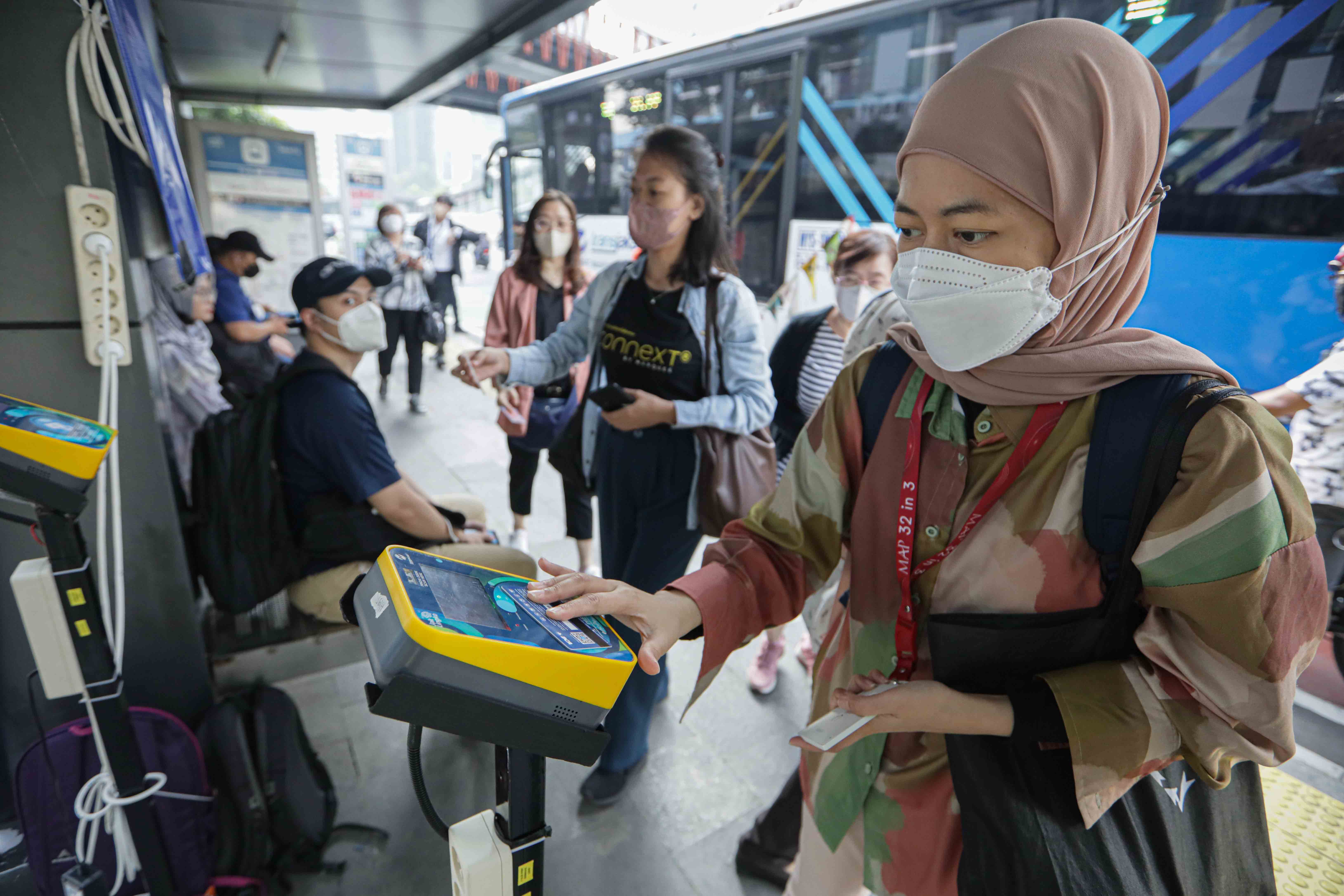 Penumpang bus TransJakarta melakukan 