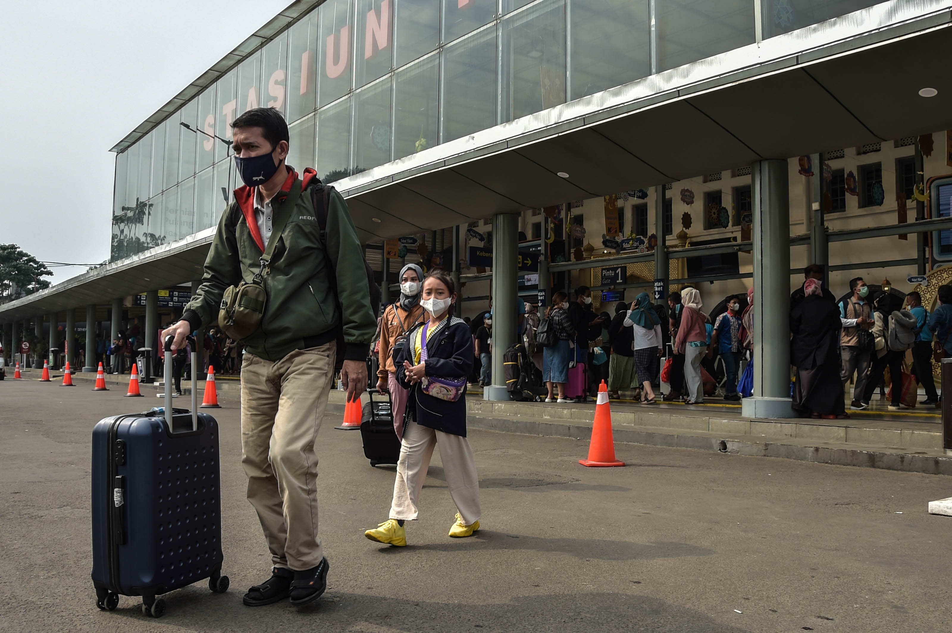 Penumpang kereta di Stasiun Pasar Senen, Jakarta, Sabtu (29/4).