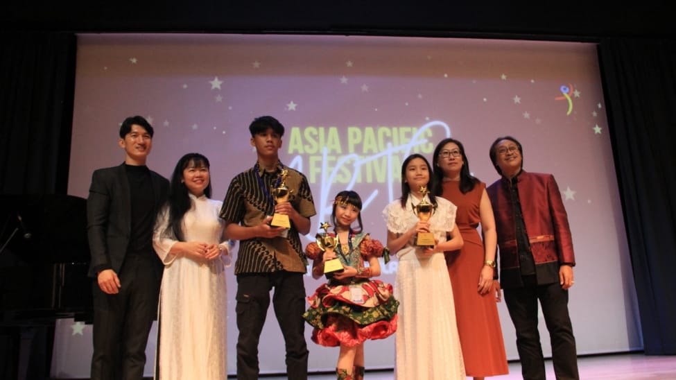 Penyanyi Indonesia, Etenia Croft (tengah) di antara pemenang dan dewan juri Pasific Arts Festival (APAF) 2023