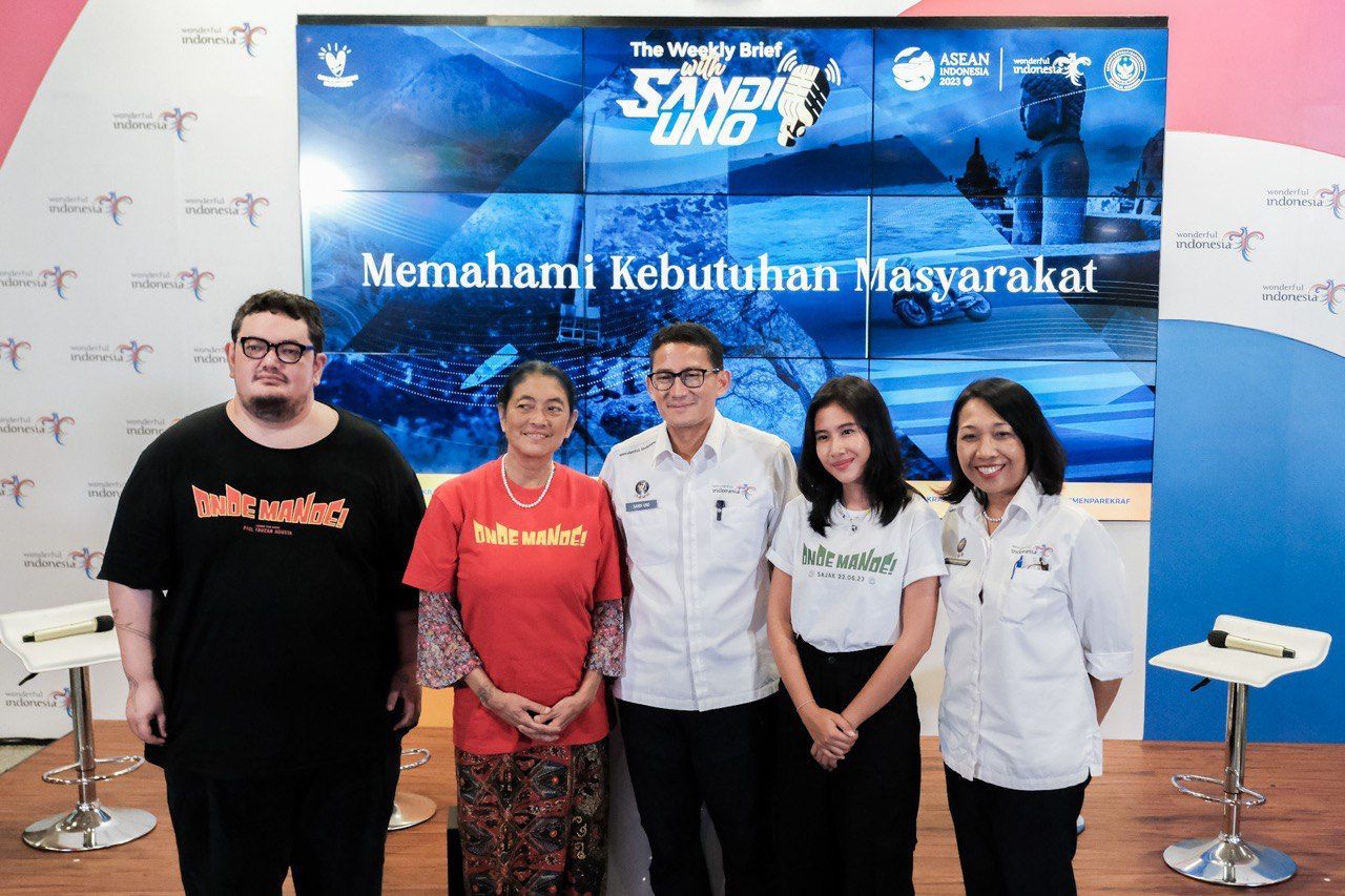 Menteri Pariwisata dan Ekonomi Kreatif Sandiaga Uno bersama kru film Onde Mande!