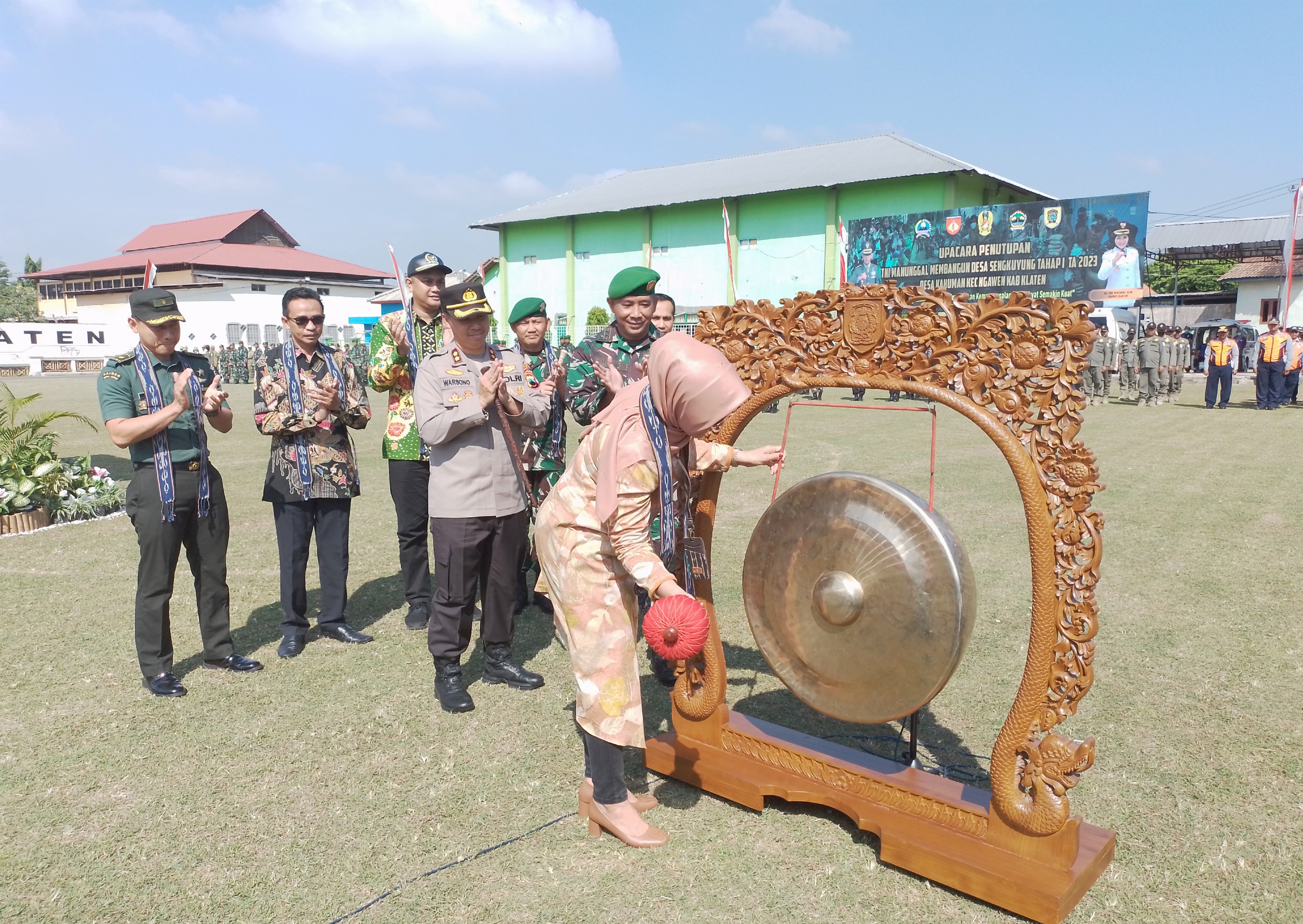 Bupati Klaten Sri Mulyani menutup kegiatan Tentara Manunggal Membangun Desa 