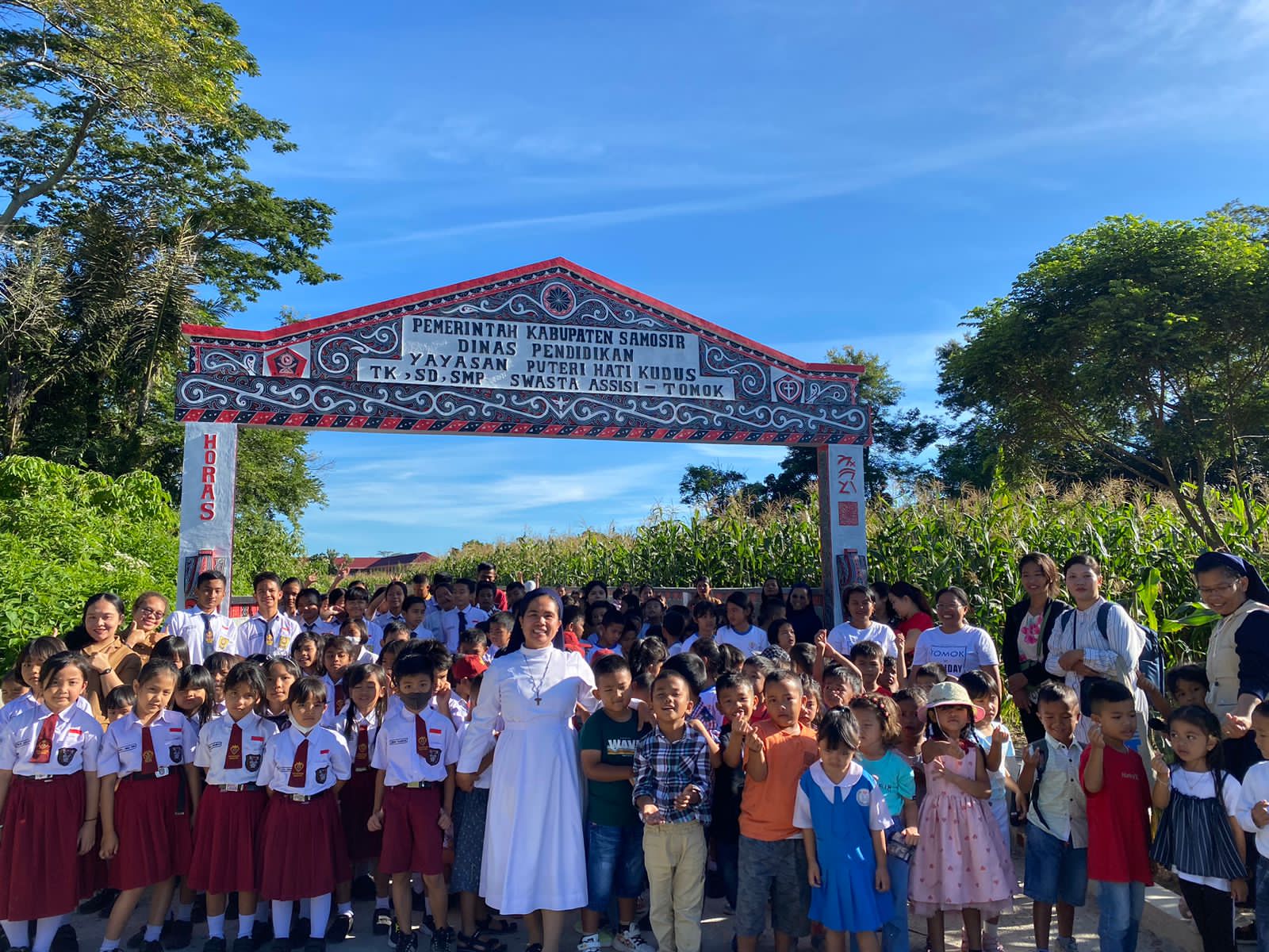 Para tenaga pengajar serta murid Assisi Tomok, Sumut