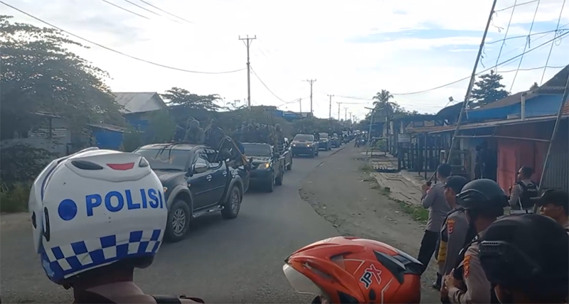 Ratusan orang membawa busur dan anak panah berkonvoi di Nabire. Warga sempat panik, namun dengan pengawalan ketat, konvoi berjalan damai.