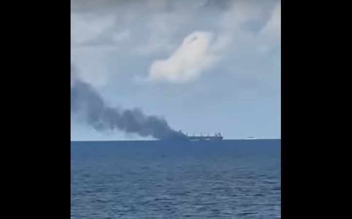 KAPAL perang KRI Teluk Hading 538 terbakar di Sulawesi Selatan.
