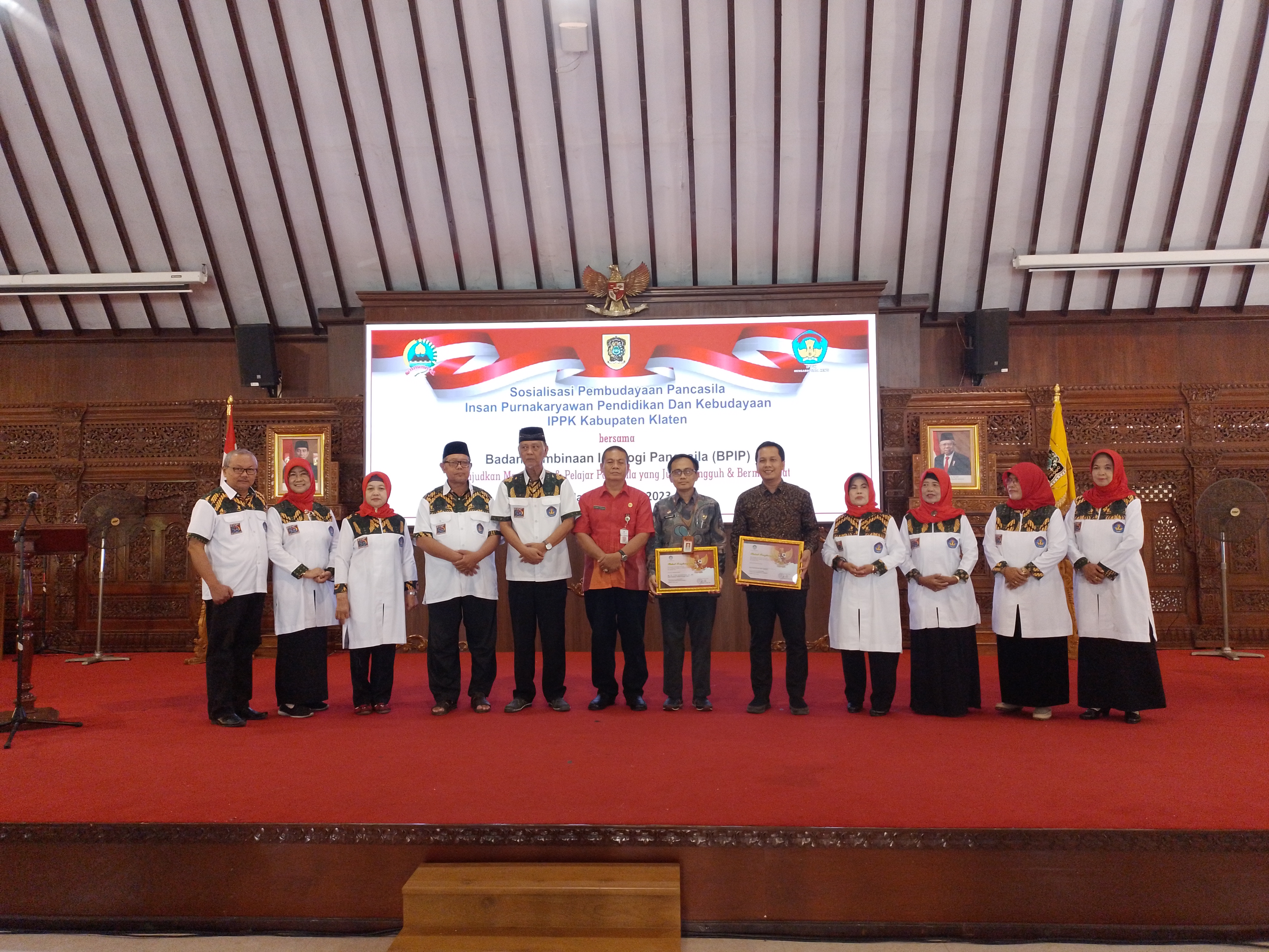 Kepala Badan Kesbangpol Sugeng Haryanto (baju merah) foto bersama narasumber dan jajaran pengurus IPPK Klaten.