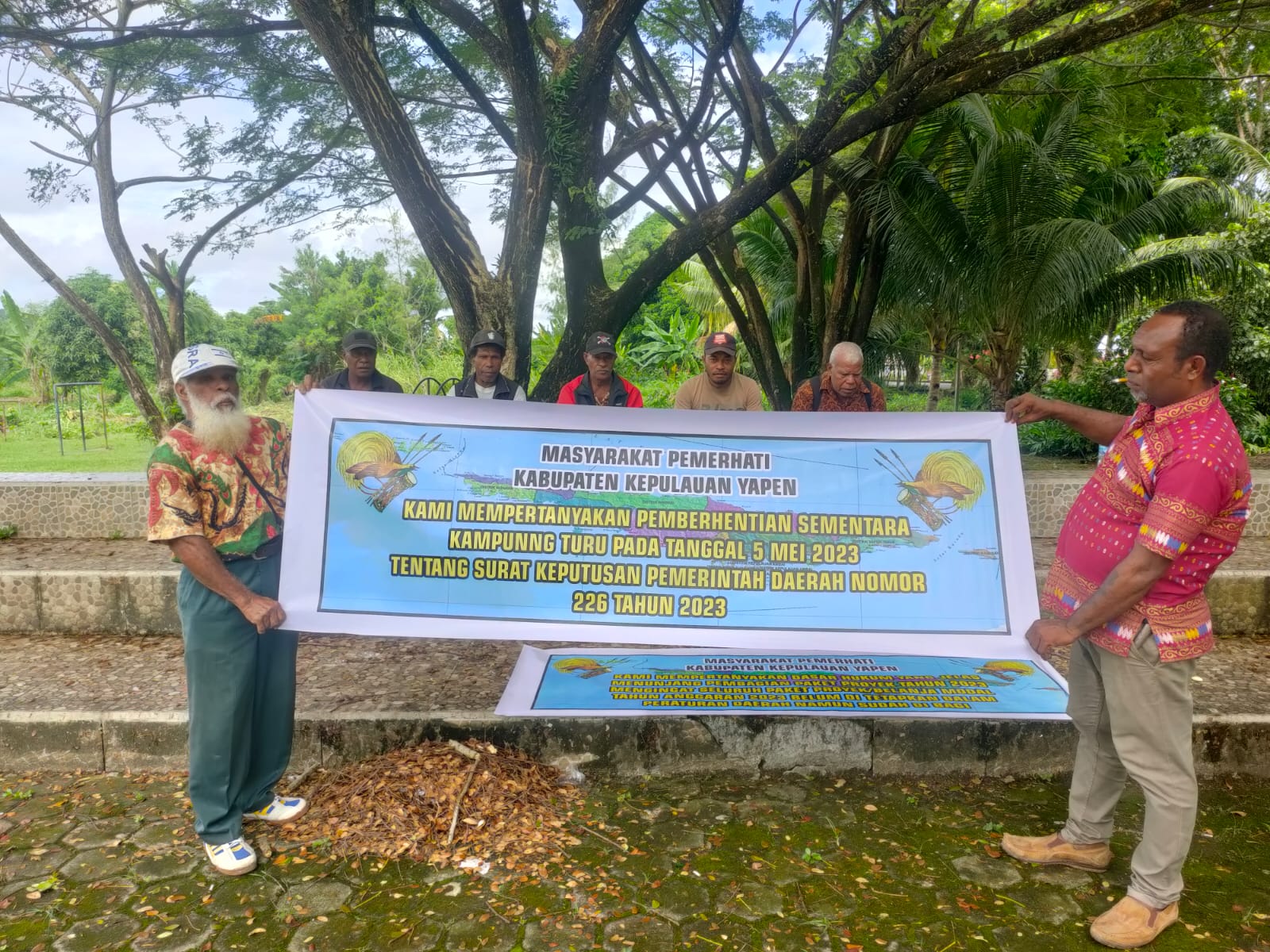 Masyarakat Pemerhati Kabupaten Kepulauan Yapen membentangkan spanduk protes atas kinerja Pj Bupati.