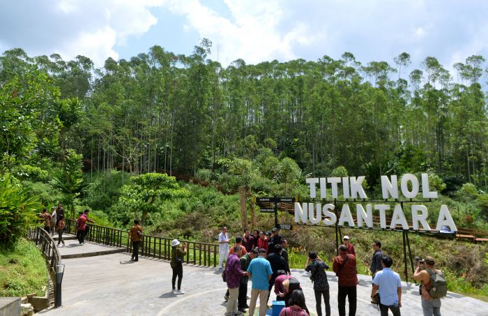 Pengunjung mengunjungi lokasi titik nol Ibu Kota Negara (IKN) Nusantara di Kabupaten Penajam Paser Utara