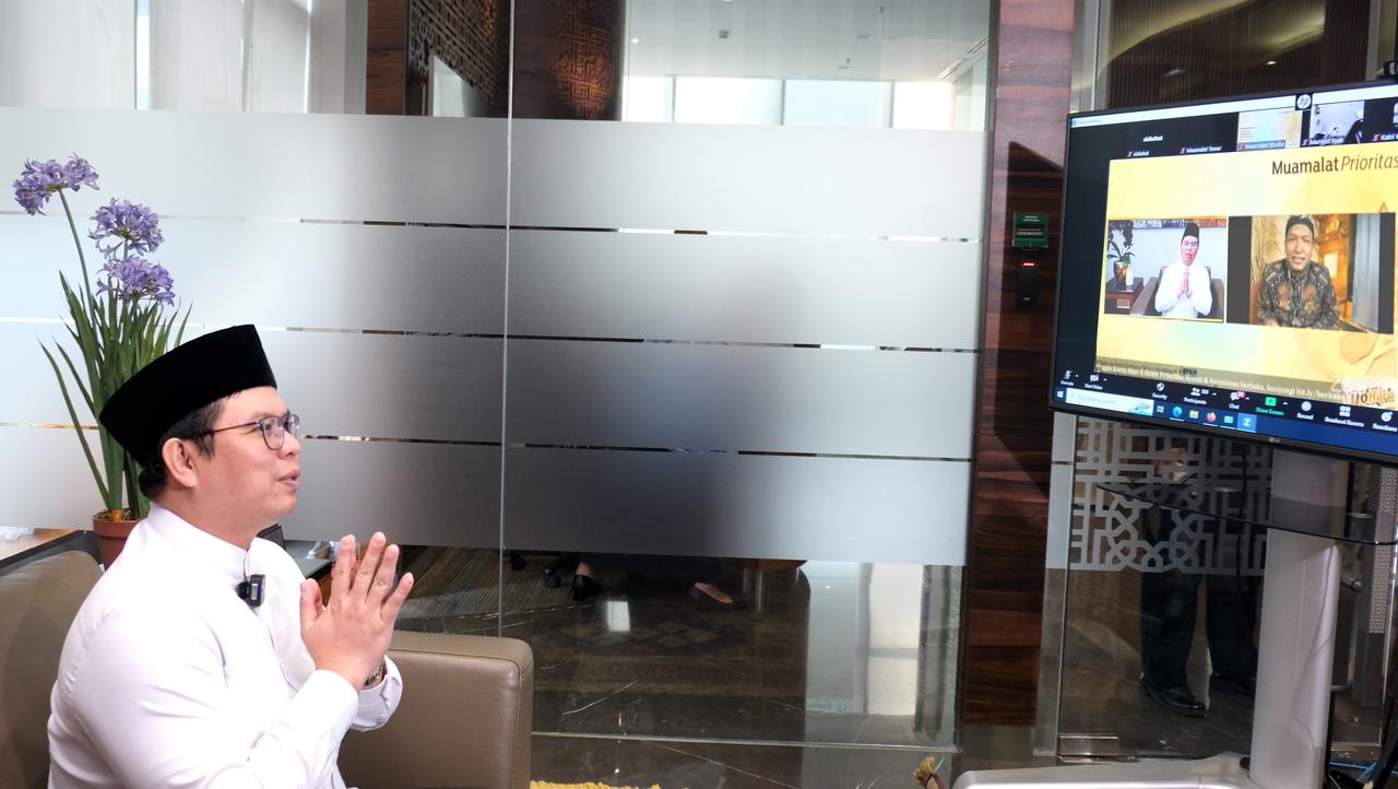 Direktur Utama PT Bank Muamalat Indonesia Tbk Indra Falatehan menyapa nasabah Muamalat Prioritas pada acara online gathering di Jakarta