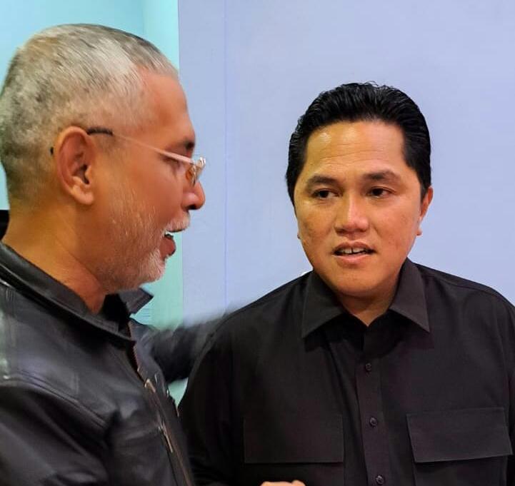 Tokoh dari Provinsi Maluku, Arnold Thenu (kiri), bersama Menteri BUMN yang juga Ketua Umum PSSI Erick Thohir. 
