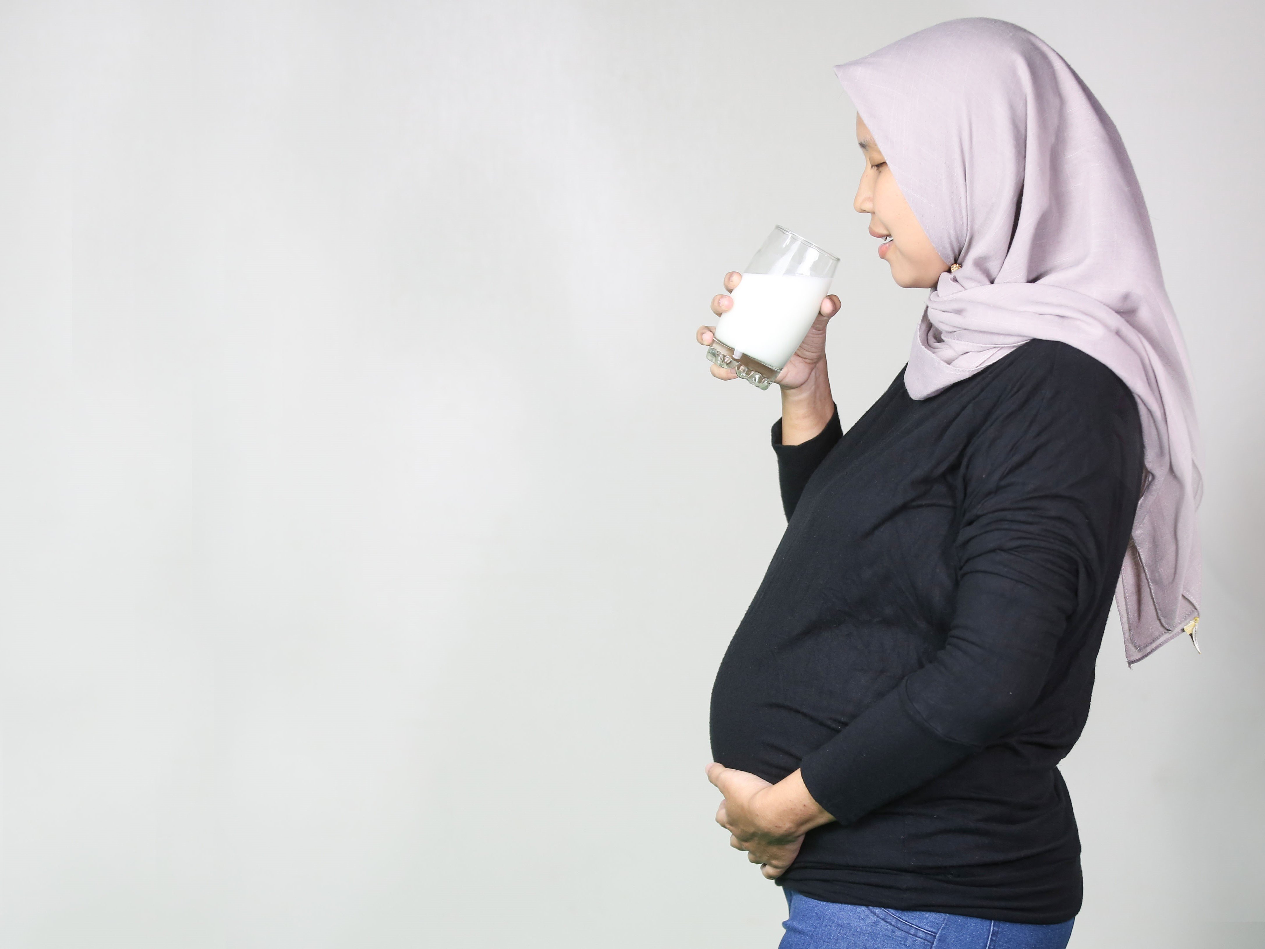 Ilustrasi ibu hamil minum susu. 