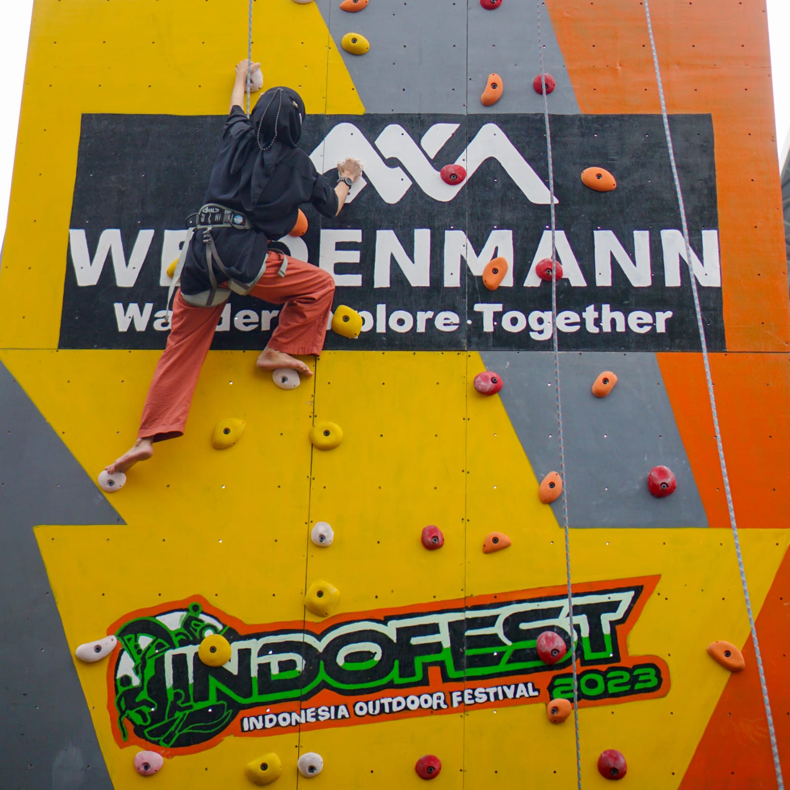 Booth Weidenmann yang menyediakan wall climbing dalam gelaran IndoFest 2023 di Istora Senayan Jakarta.