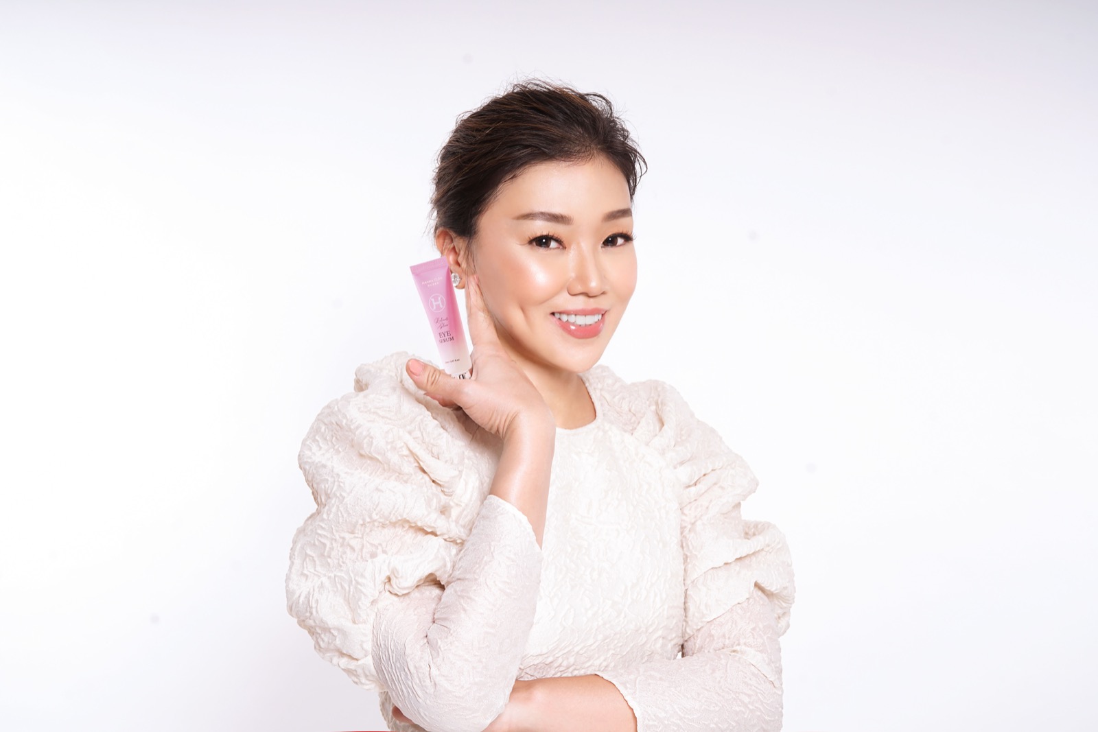 Serum sangat diperlukan untuk mencegah kerutan di area sekitar mata.