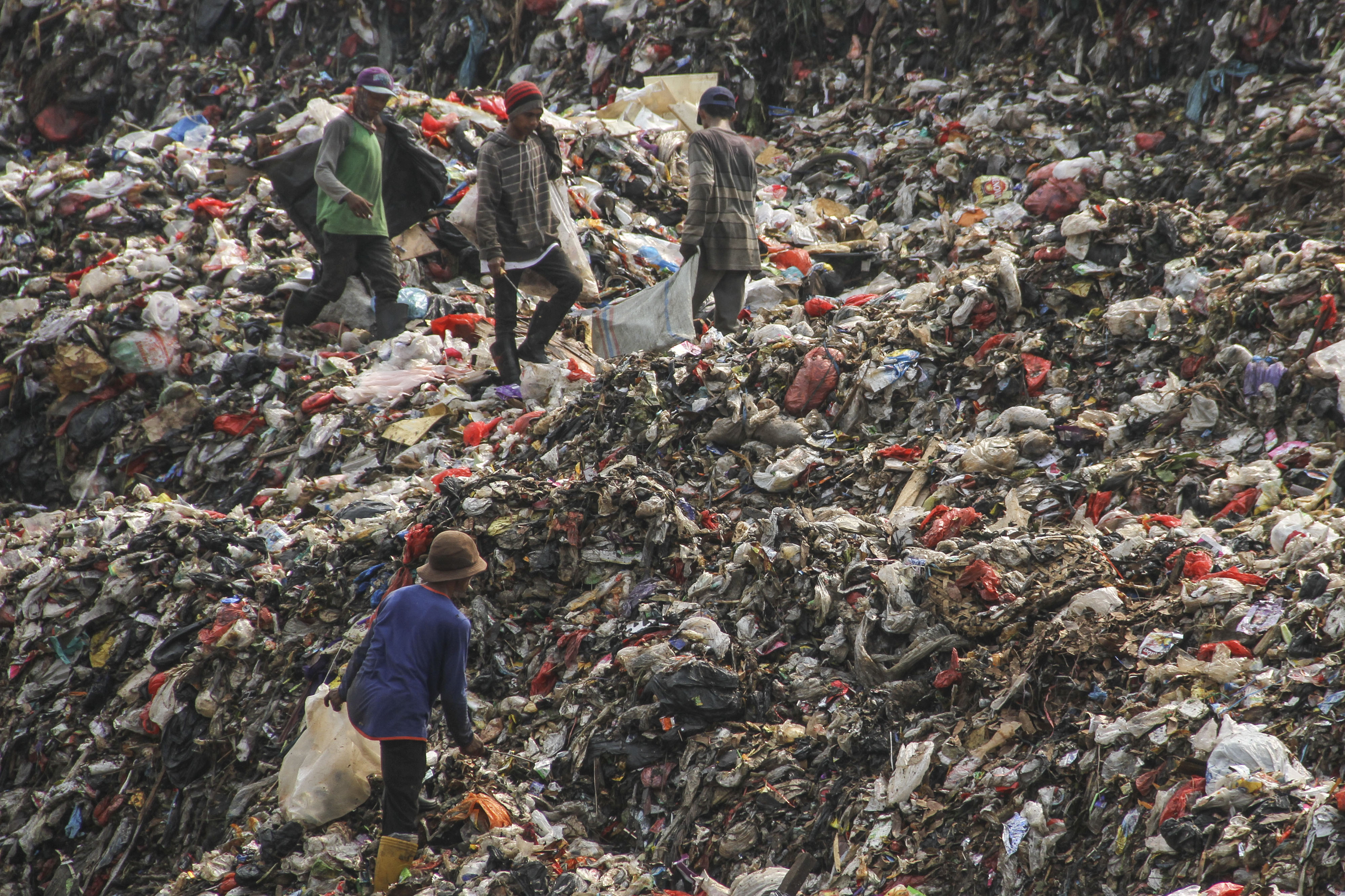 Timbulan sampah di TPA Cipayung, Depok