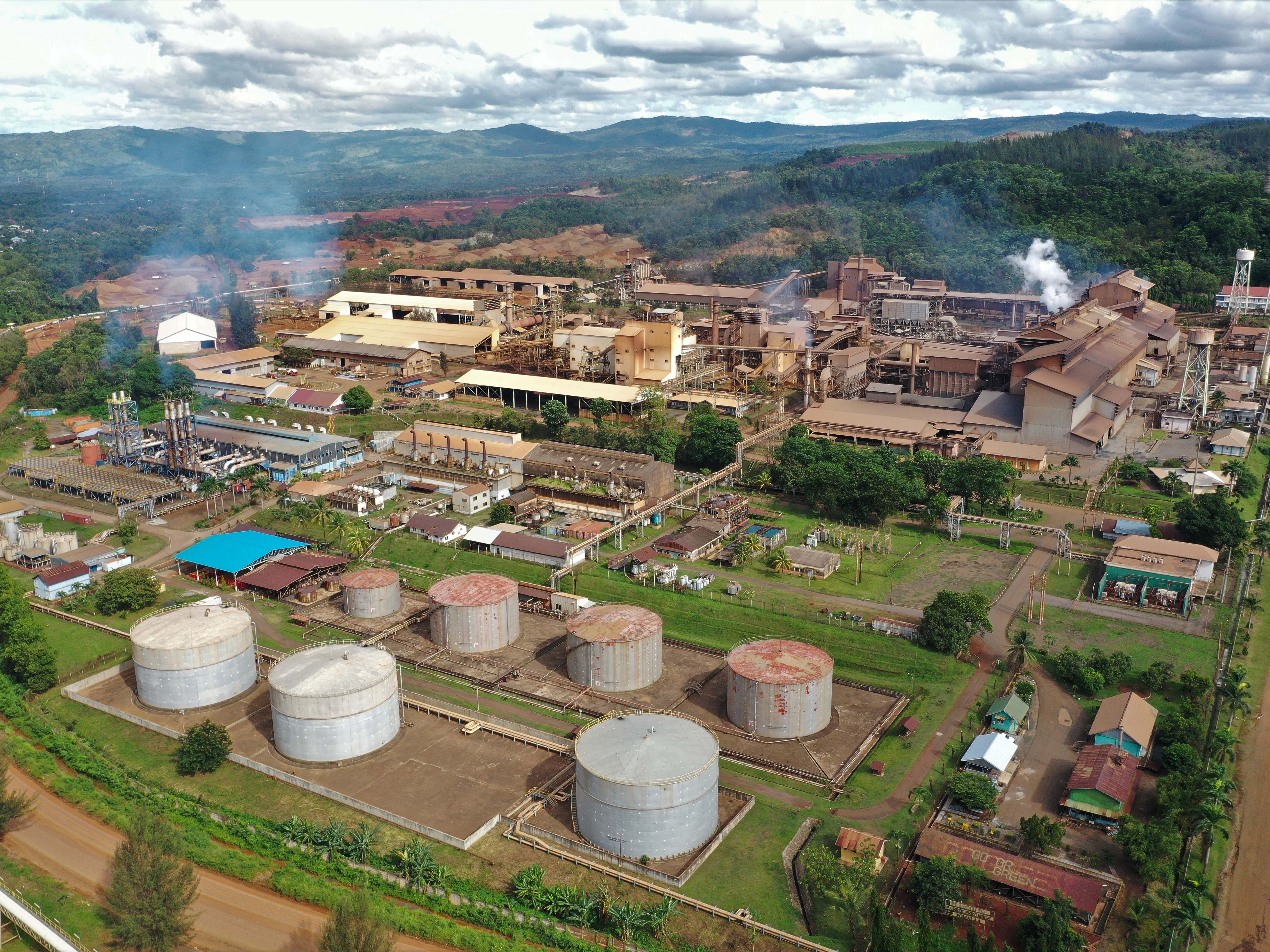 Foto udara aktivitas pemurnian nikel di areal pabrik smelter milik PT Antam di Kecamatan Pomalaa, Kolaka, Sulawesi Tenggara.