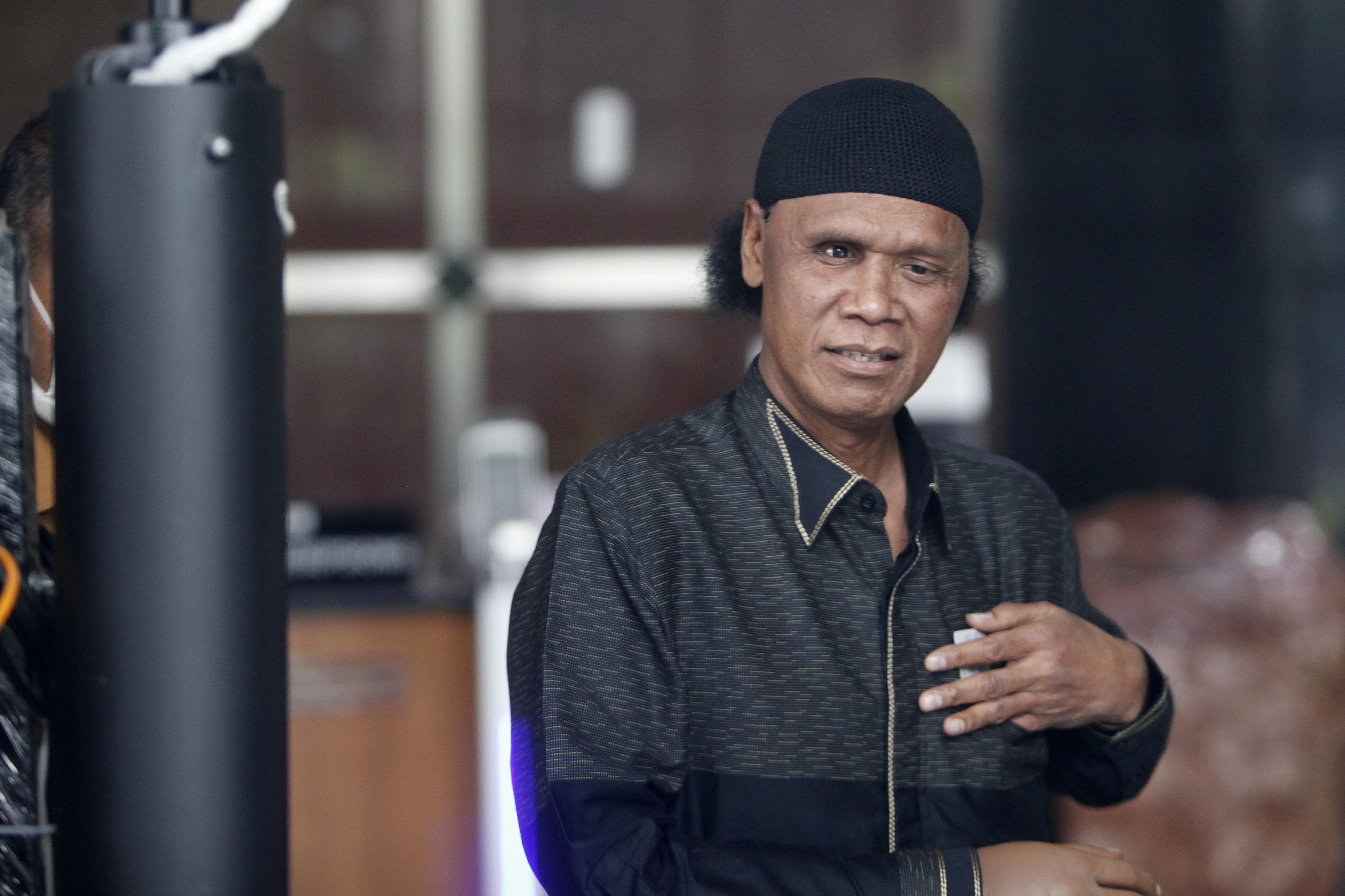 Rozario De Marshall alias Hercules berjalan keluar usai memenuhi panggilan pemeriksaan di gedung KPK, Rabu (8/3/2023).