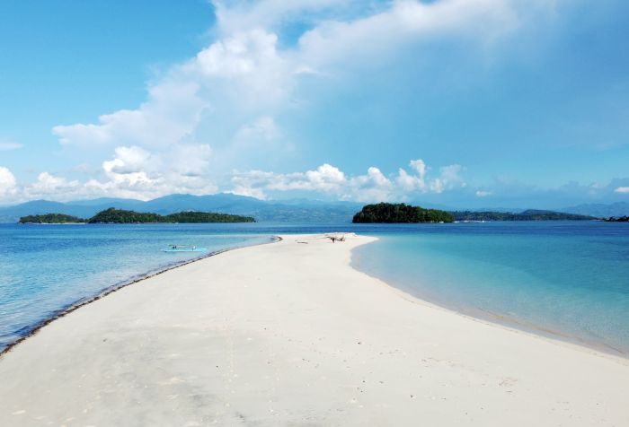 Hamparan pasir putih di Pulau Bugisa di Kecamatan Ponelo Kepulauan, Kabupaten Gorontalo Utara, Gorontalo.