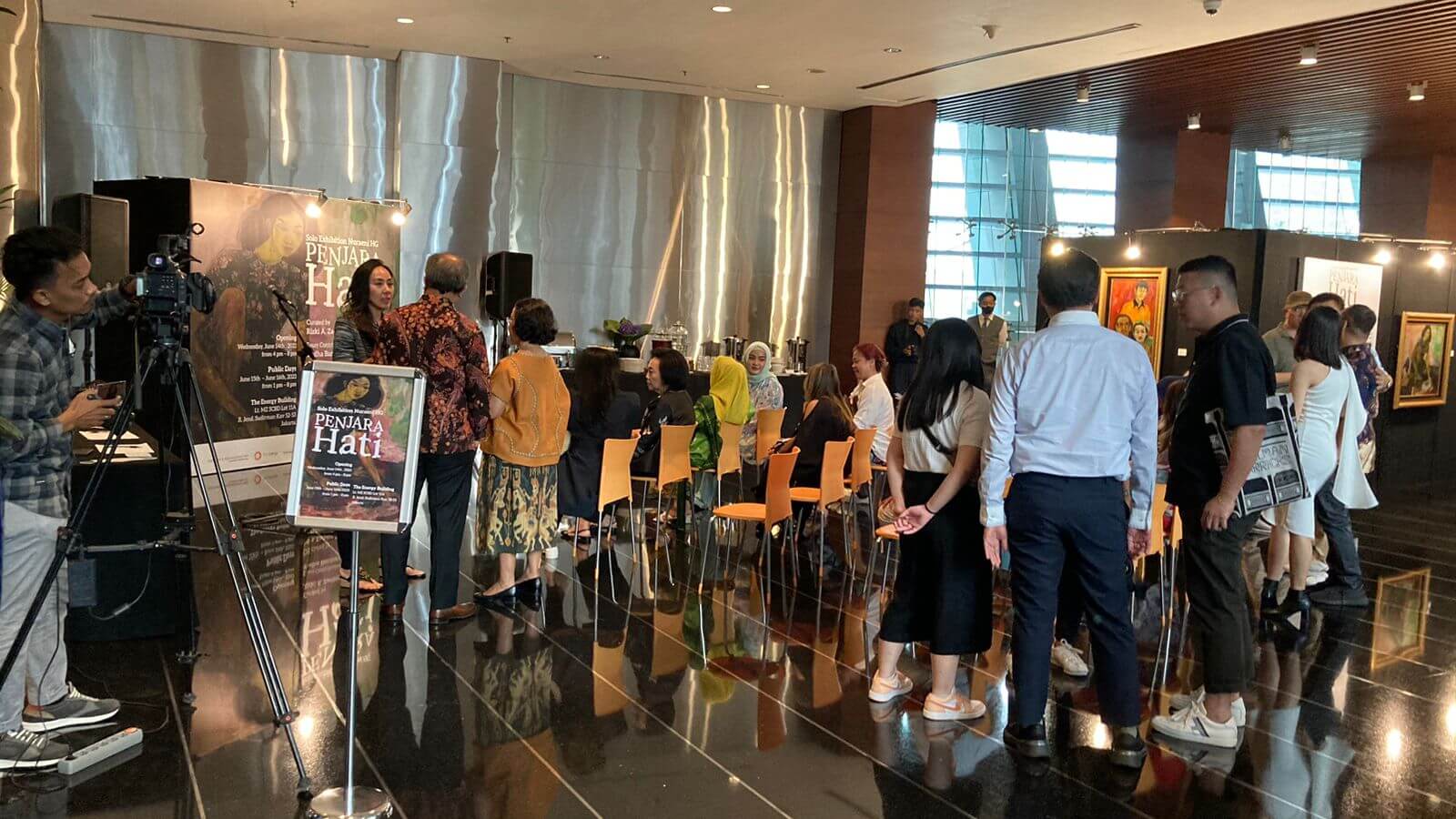 Ruang dan dinding-dinding penjara memisahkan Nuraeni dari pemandangan tentang keluarga, teman-teman yang pernah dikenalnya.