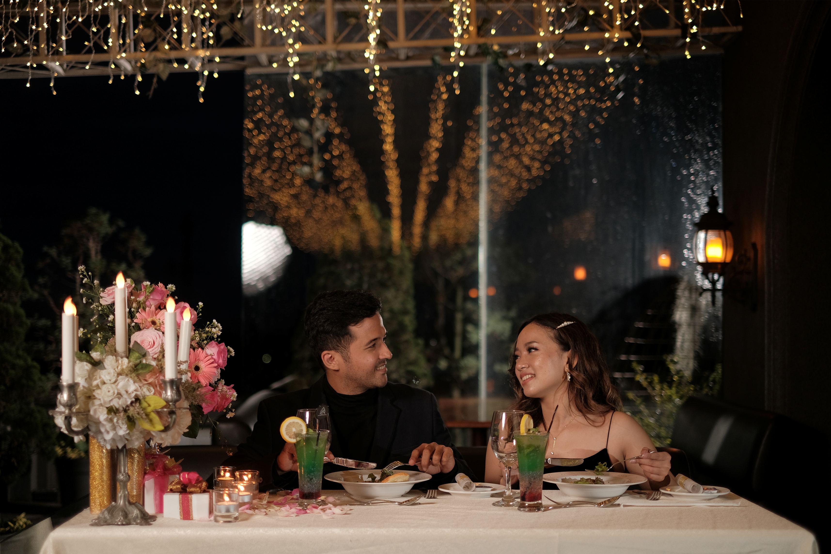 Berada di kawasan sejuk Kota Bandung utara, G.H. Universal Hotel Bandung dengan konsep renaissance dengan udara sejuk nan romantis,