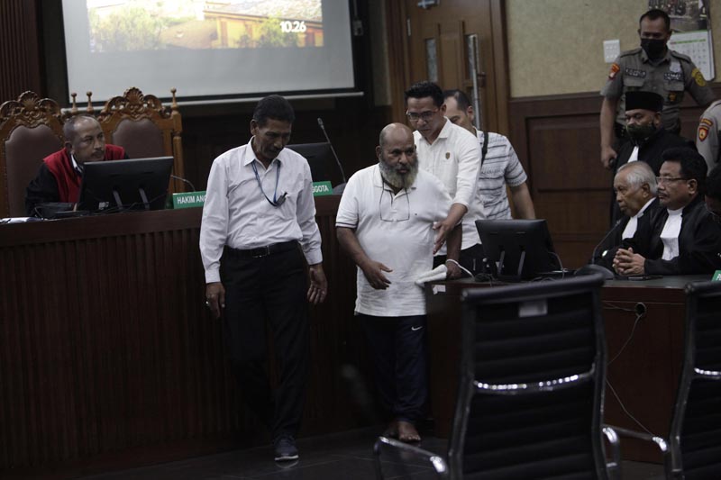 Majelis hakim Tipikor mengabulkan permohonan pembantaran penahanan yang diajukan Lukas Enembe untuk dirawat di RSPAD.