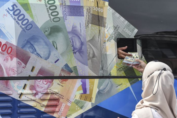 Ilustrasi: warga antre menukar uang baru di layanan kas keliling Bank Indonesia Tasikmalaya di Pasar Pancasila, Kota Tasikmalaya, Jabar.