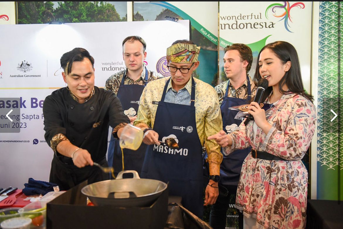 Pemuda Australia belajar masak makanan Indonesia