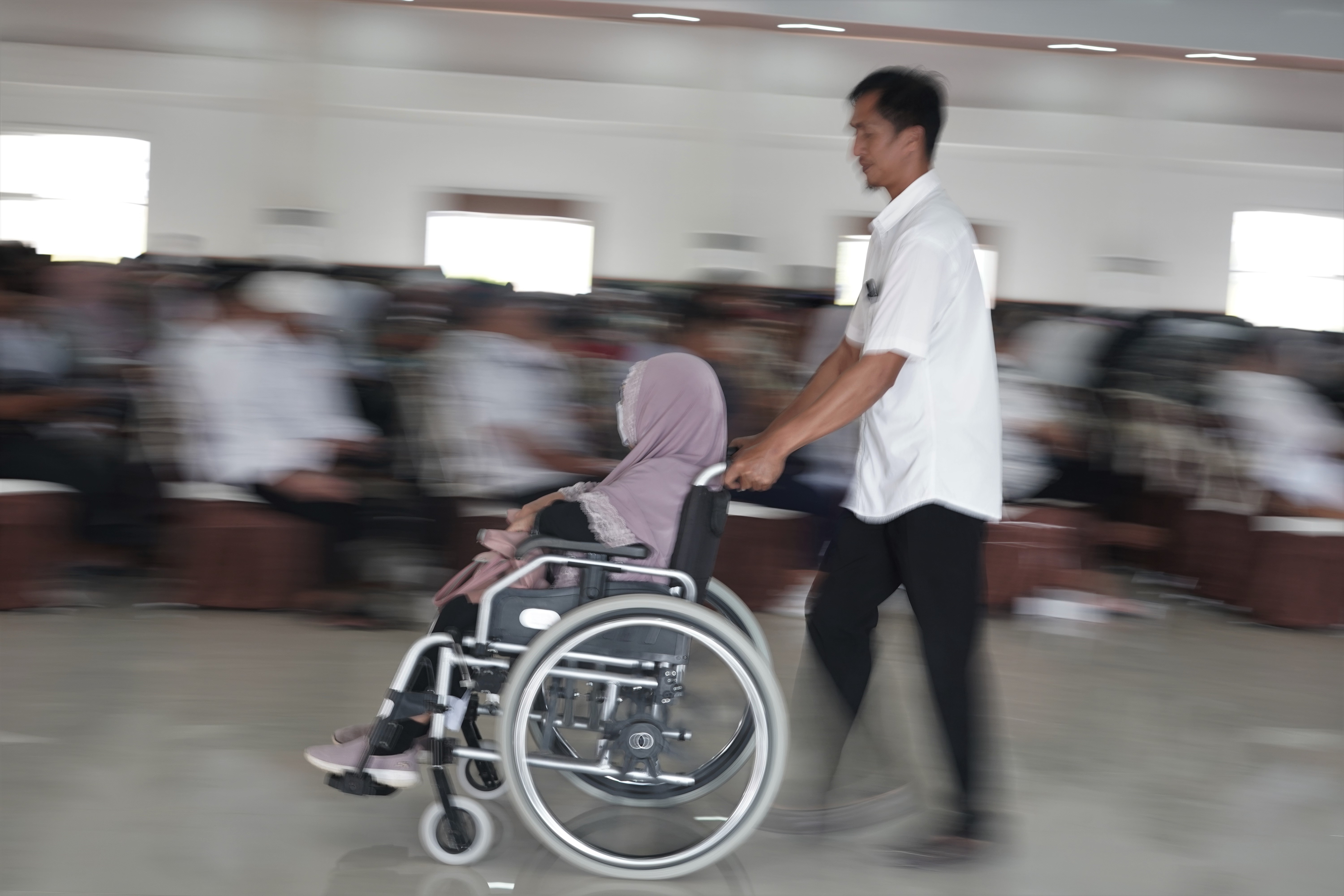  Seorang jamaah calon haji berada di atas kursi roda menuju bimbingan haji 