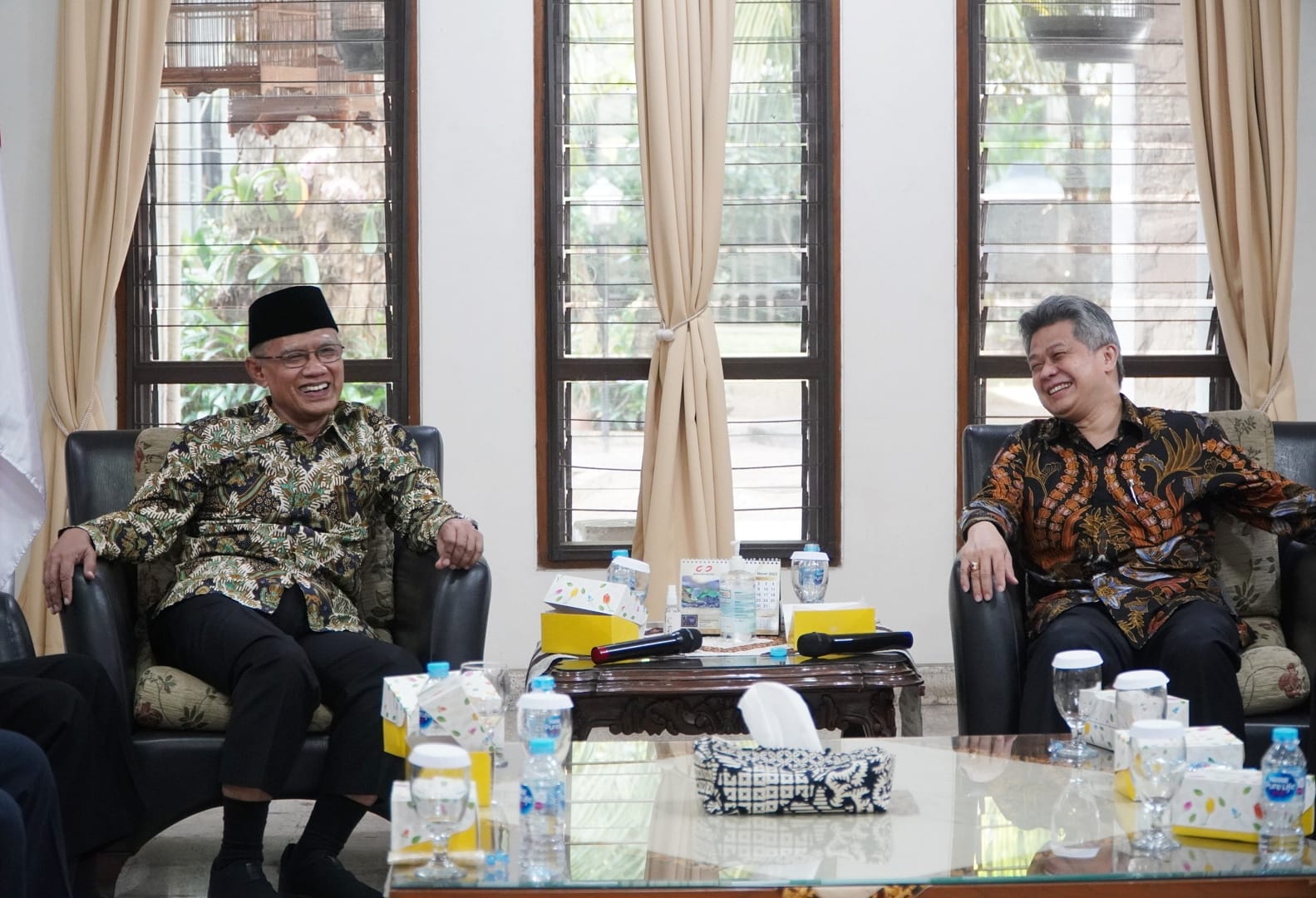 Ketua Umum PP Muhammadiyah Haedar Nashir (kiri) dan Ketua KWI Mgr Antonius Subianto Bunjamin 