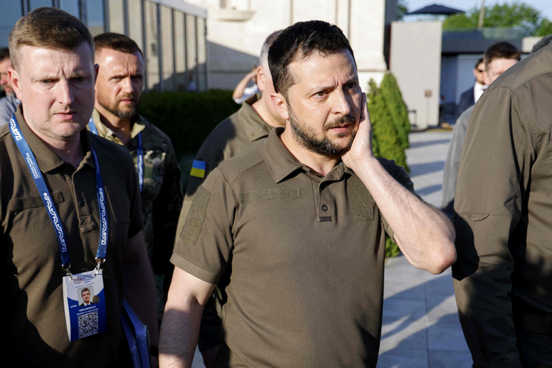 Presiden Ukraina Volodymyr Zelensky meminta negaranya diizinkan masuk keanggotaan NATO dan Uni Eropa (UE).