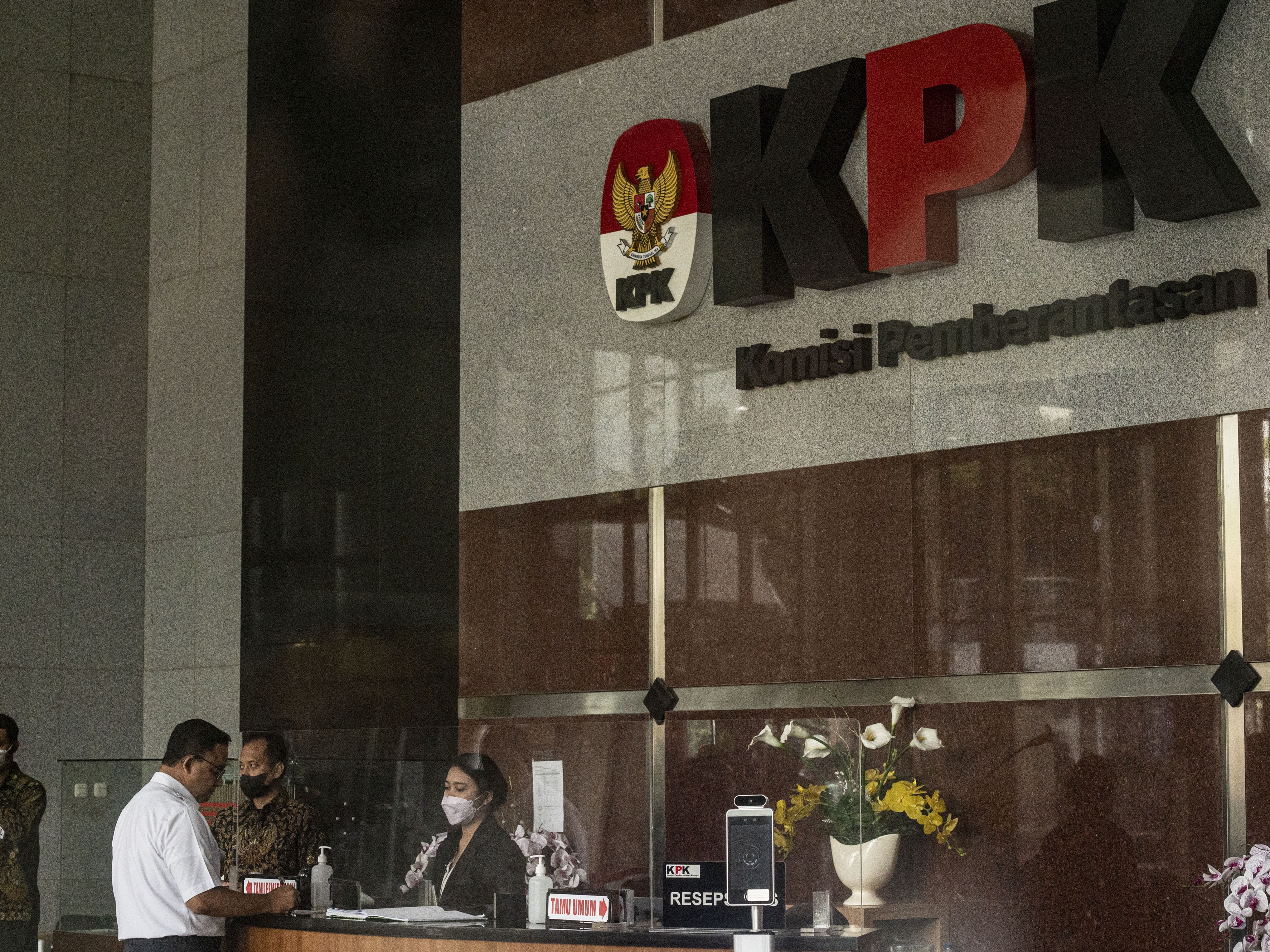 Gubernur DKI Jakarta Anies Baswedan (kedua kiri) tiba untuk menjalani pemeriksaan di Gedung KPK, Jakarta, Rabu (7/9/2022).