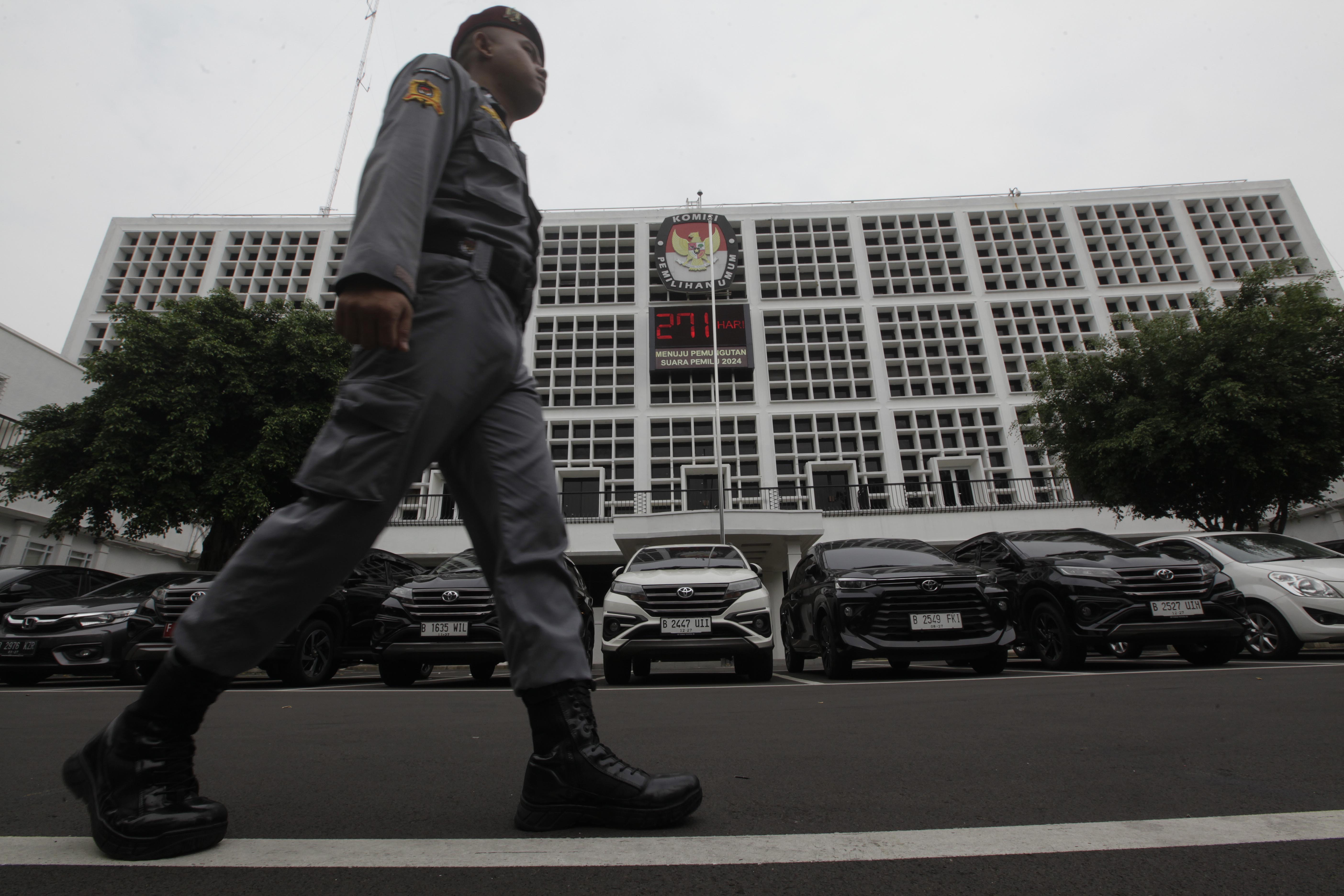 Petugas keamanan berjaga di sekitaran kompleks gedung Komisi Pemilihan Umum, Imam Bonjol, Jakarta, Kamis (18/5).