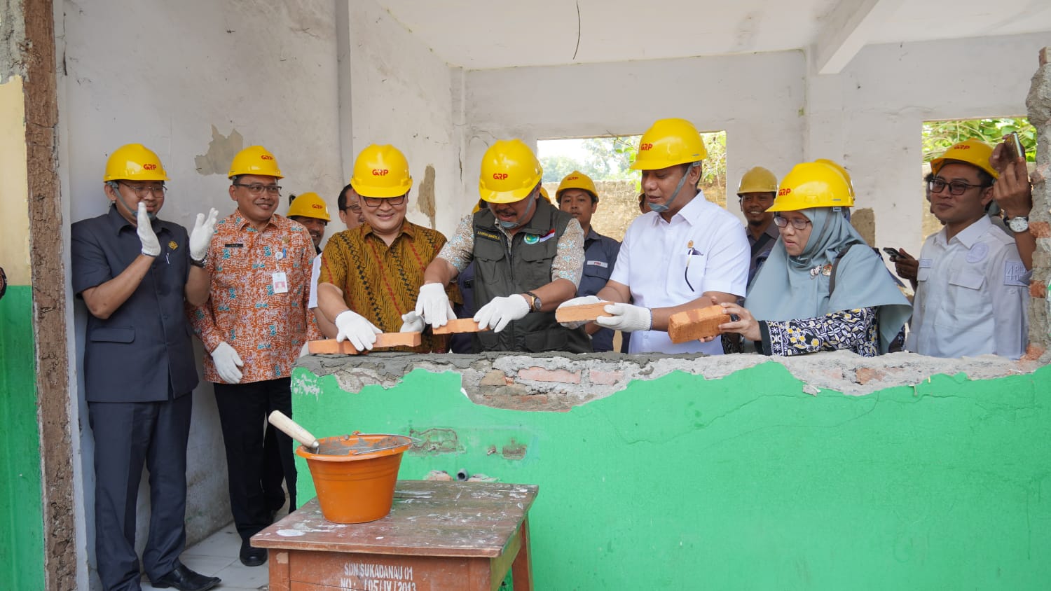 Peletakan batu pertama SDN Sukadanau 01 oleh President Director GRP Abednedju Giovano Warani (Argo) Sangkaeng (ketiga dari kiri). 
